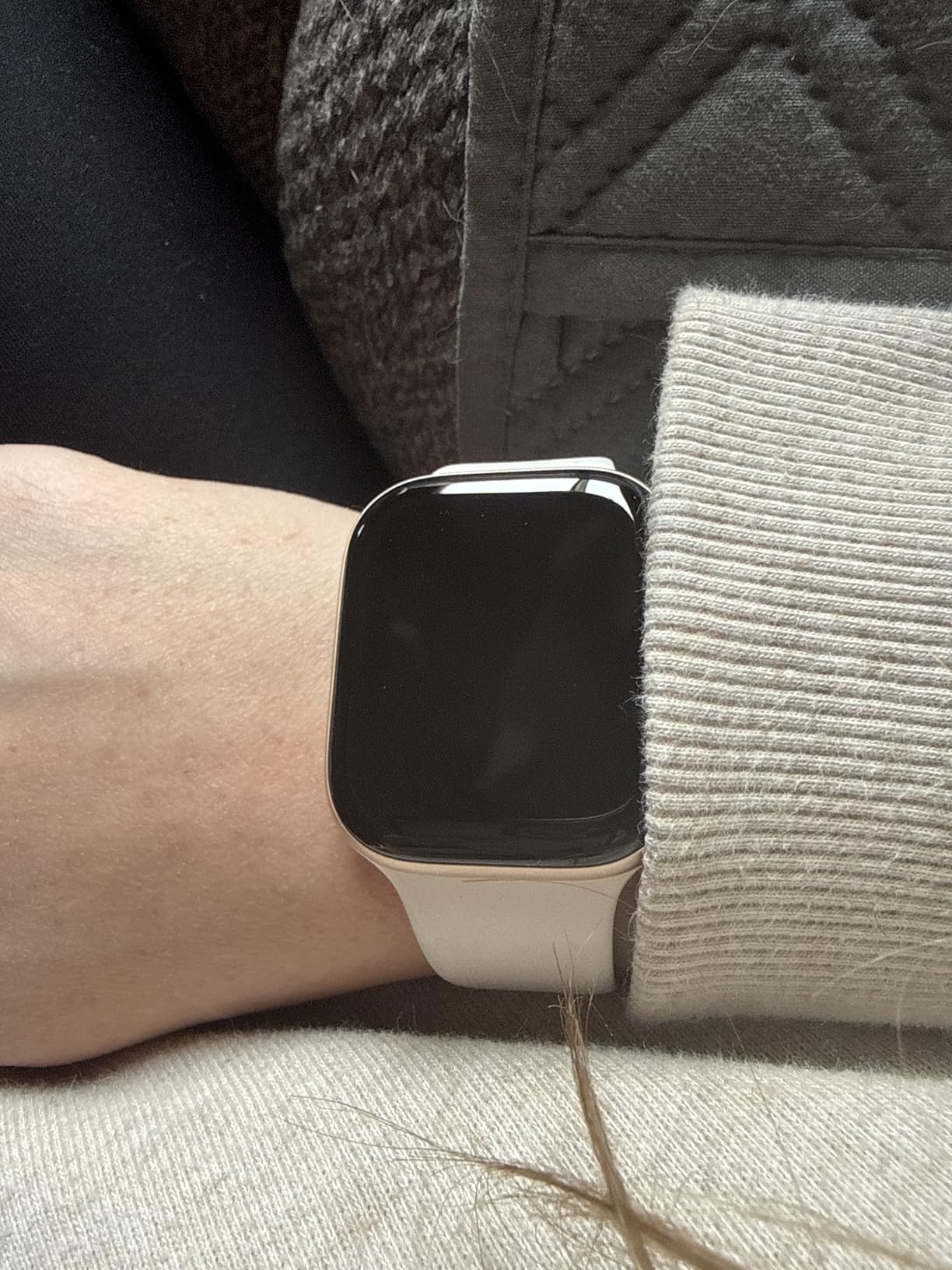 Apple Watch Series 11 [GPS 42mm] Smartwatch with Jet Black Aluminum Case with Black Sport Band - S/M customer photo 1