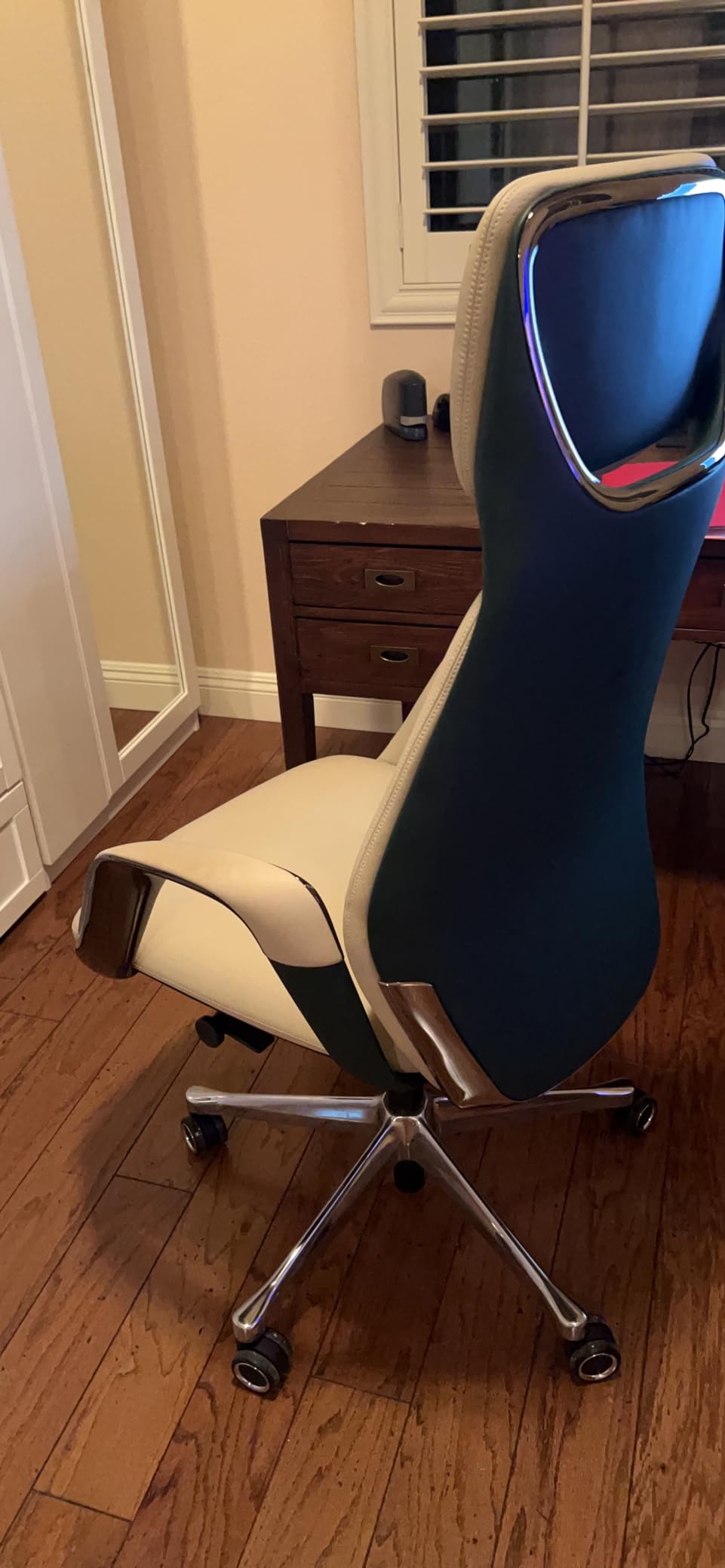 EUREKA ERGONOMIC Serene Executive Office Chair Genuine Leather Office Chair, Modern Executive Chair 135 Degree Back Support Comfy Desk Chair with Arms & Aluminum Base for Home-Brown customer photo 2