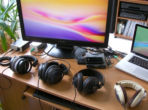 beyerdynamic DT 990 PRO, 250 Ohm, Open Back, Over Ear, Wired Professional Studio Headphones, Mixing, Music Production, Editing, Audiophile, 3m Coiled Cable, Black with Grey Velour Ear Pads customer photo 2