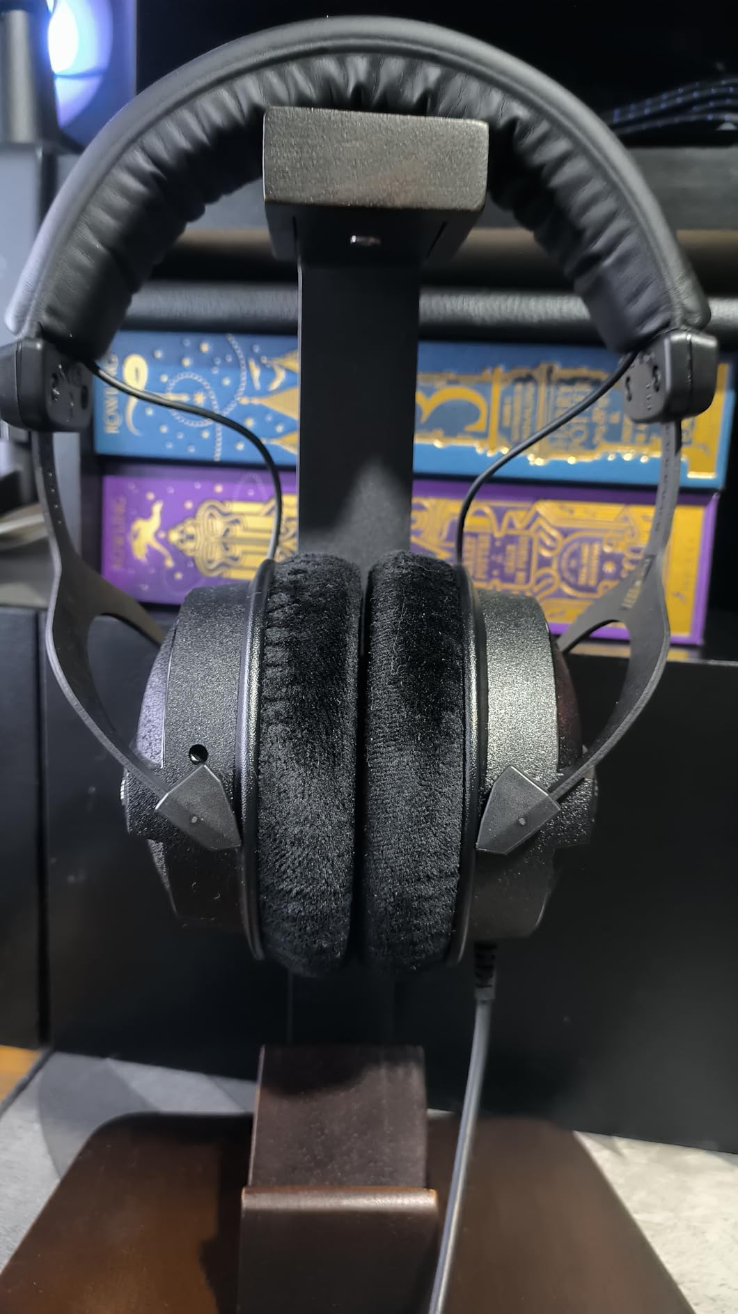 beyerdynamic DT 770 PRO 80 Ohm Over-Ear Studio Headphones in Gray. Enclosed Design, Wired for Professional Recording and Monitoring customer photo 2