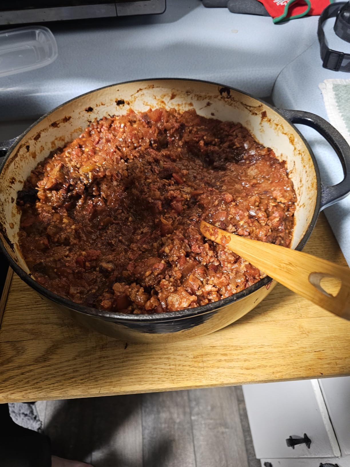 Lodge Essential Enamel Cast Iron Dutch Oven with Lid 7.5 Quart - Oven-Safe Enamel Cookware up to 500° F - Heat-Retaining Braising & Roasting Pot - Non-Toxic Cookware - Island Spice Red customer photo 2