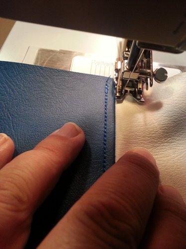 SINGER® Heavy Duty 4423 High Speed Sewing Machine | 23 Built-In Stitches, 97 Stitch Applications | 50% More Power, 1100 Stitches/Min | Metal Frame, 1-Step Buttonhole customer photo 2