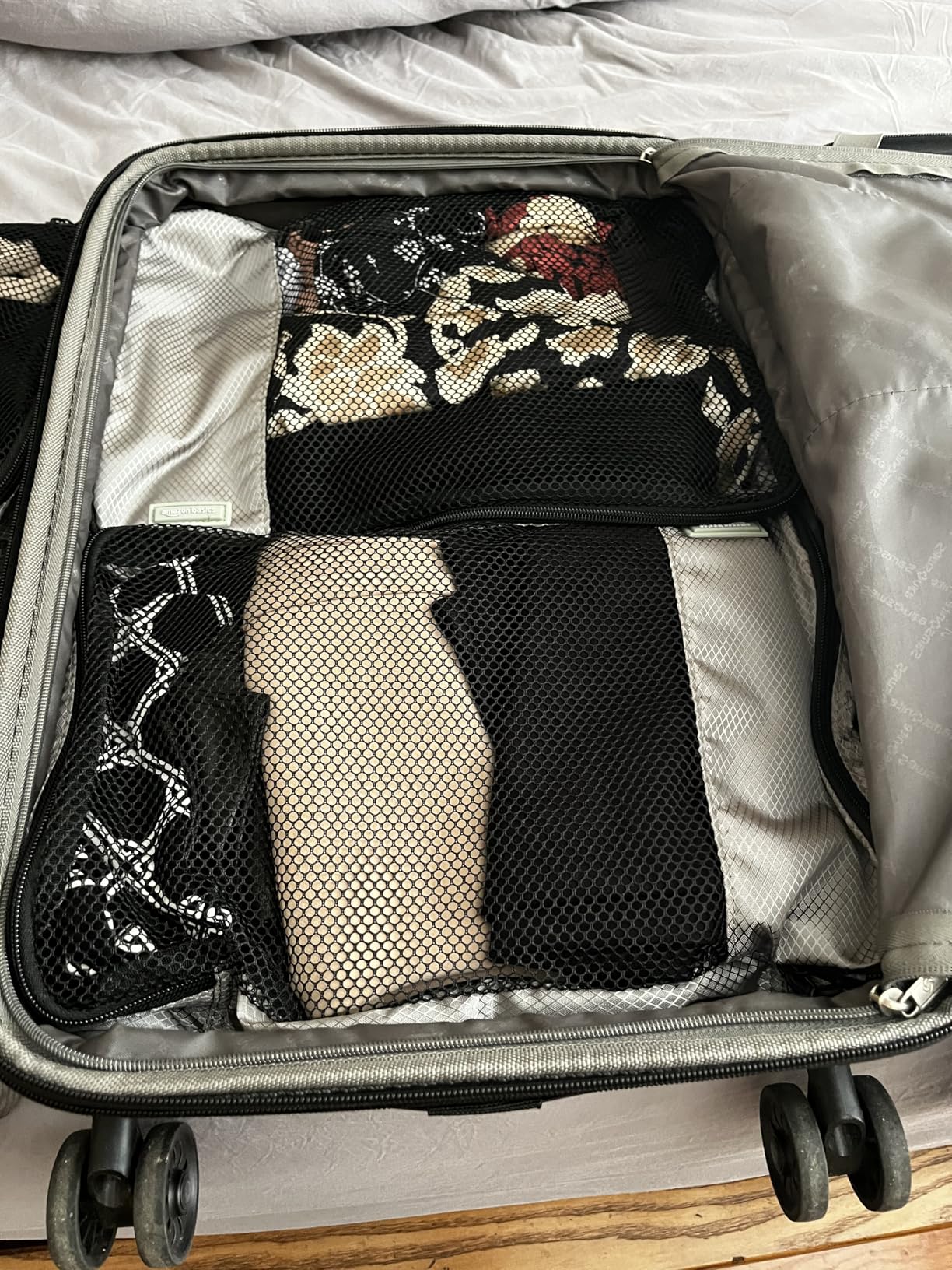 Amazon Essentials 4-Piece Packing Cubes Travel Accessories Set, Luggage Organizer, Suitcase Organizer with Double Zipper, Mesh Top, Space-Saving, Large, Gray (Previously Amazon Basics) customer photo 2