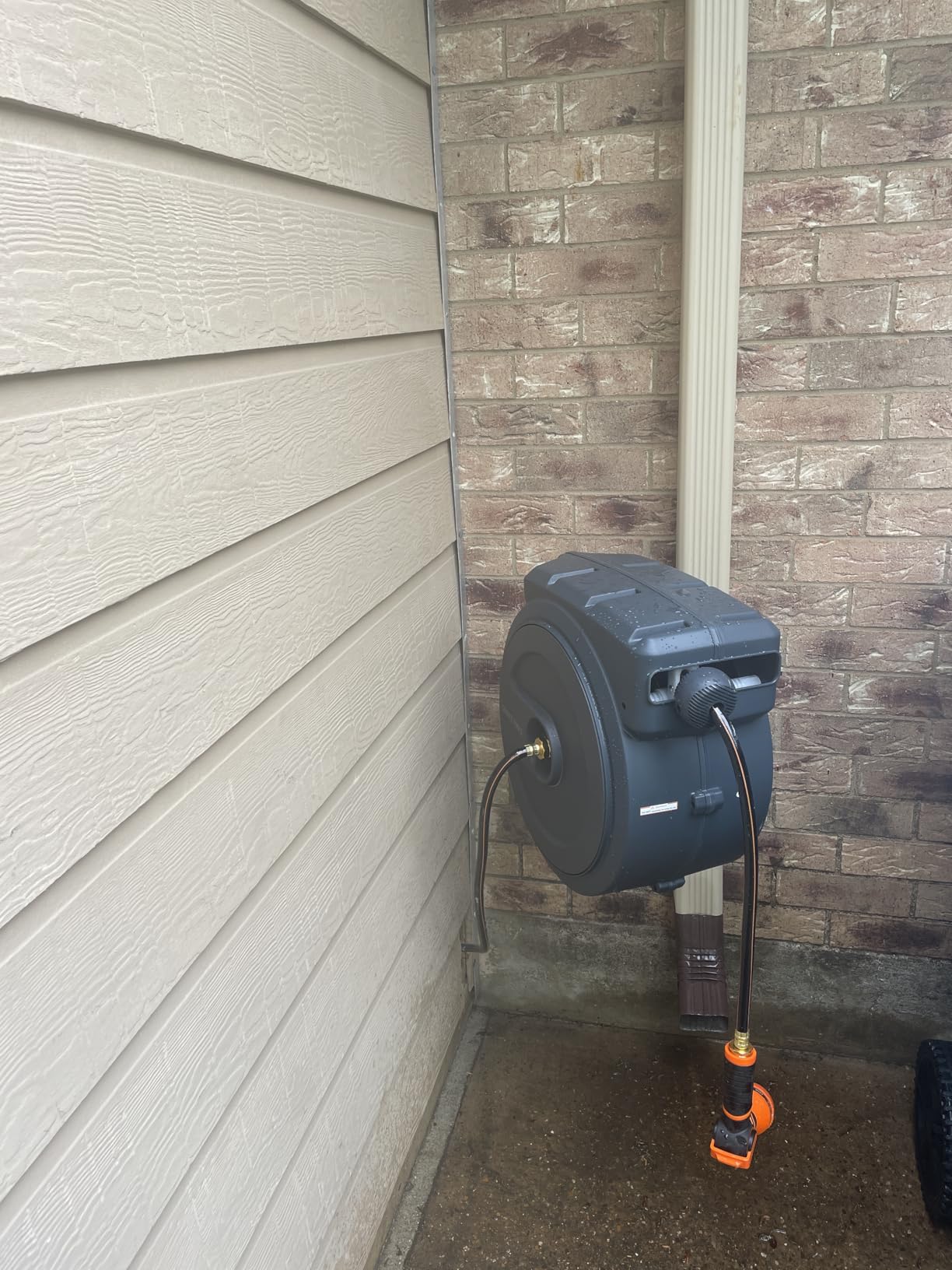 Giraffe Tools Retractable Garden Hose Reel 1/2 Inch x 130 ft, Super Heavy Duty, Any Length Lock, Slow Return System, Wall Mounted and 180 Deg Swivel Bracket customer photo 1