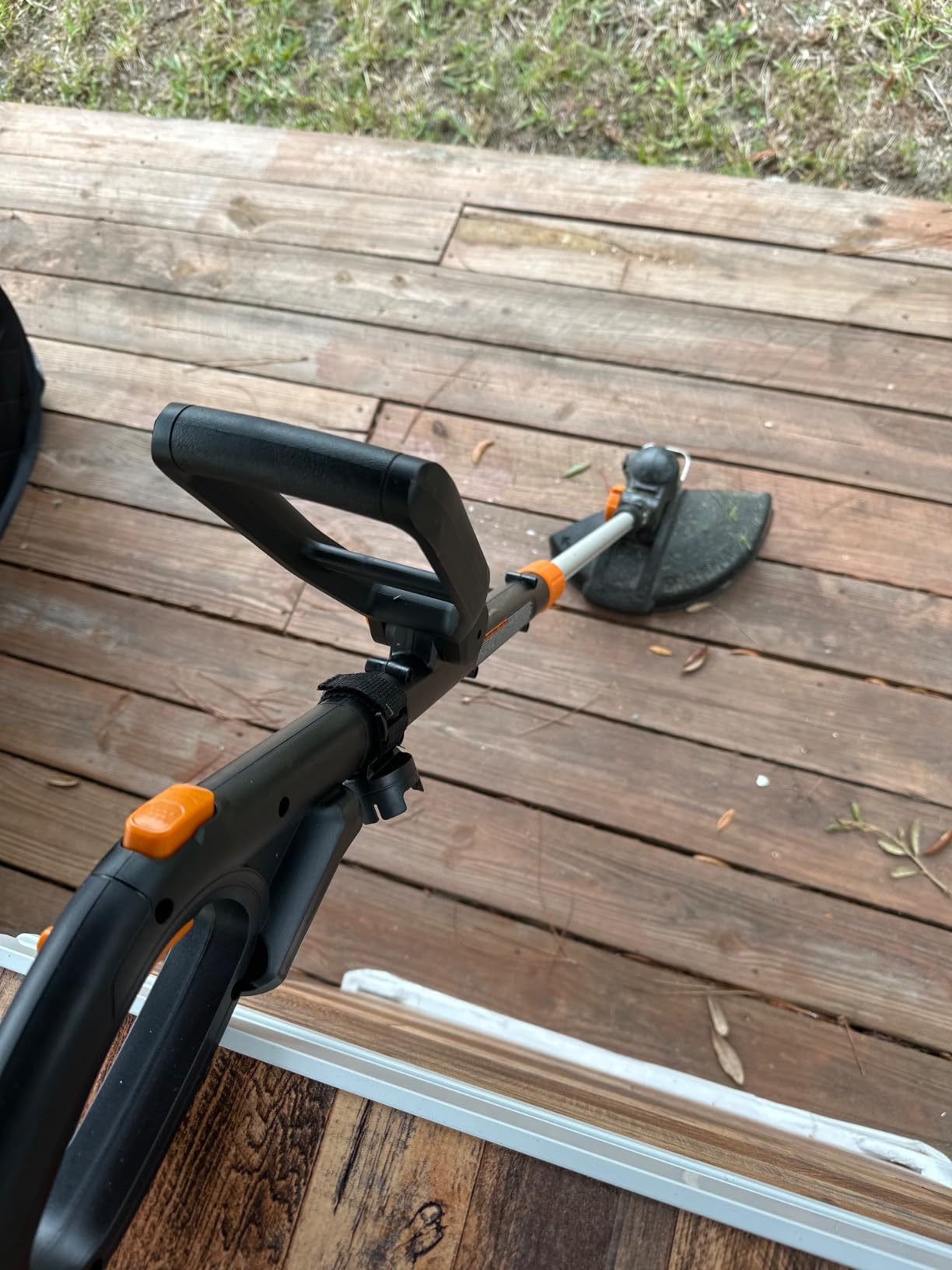 Worx 3 in 1 Cordless String Trimmer/Lawn Edger/Mini Mower, 12'' Electric Weed Wacker with Command Feed, 20V Weed Eater with 5.5 LBS, Battery & Charger Included, WG170.2 customer photo 1
