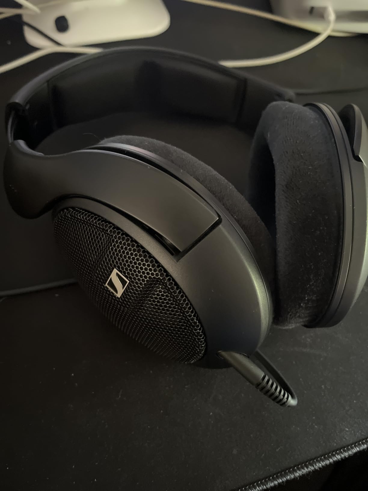 Sennheiser HD 560 S Over-The-Ear Audiophile Headphones - Neutral Frequency Response, E.A.R. Technology for Wide Sound Field, Open-Back Earcups, Detachable Cable, (Black) (HD 560S) customer photo 1