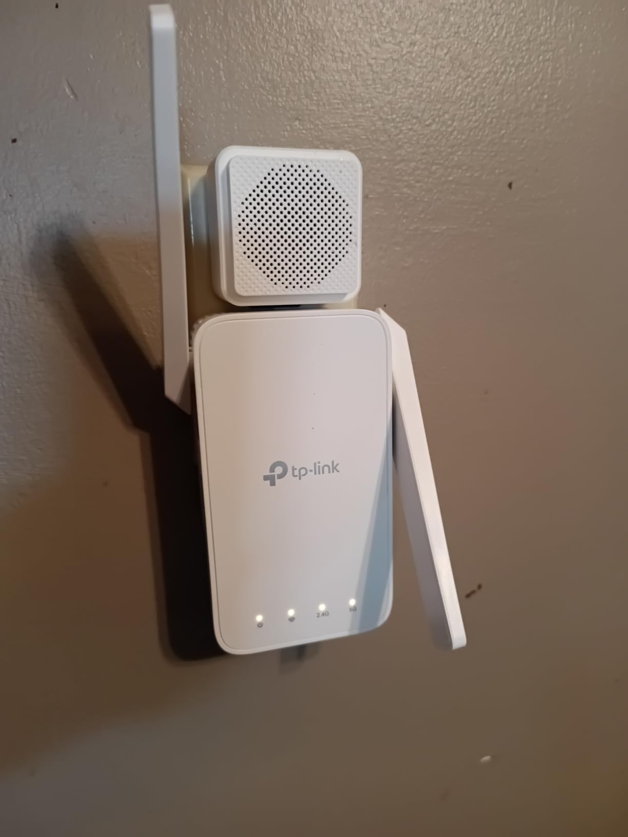 TP-Link AC1200 WiFi Extender, 2023 Engadget Best Budget Pick, 1.2Gbps Signal Booster for Home, Dual Band 5GHz/2.4GHz, Covers Up to 1500 Sq.ft and 30 Devices,Support Onemesh, One Ethernet Port (RE315) customer photo 2