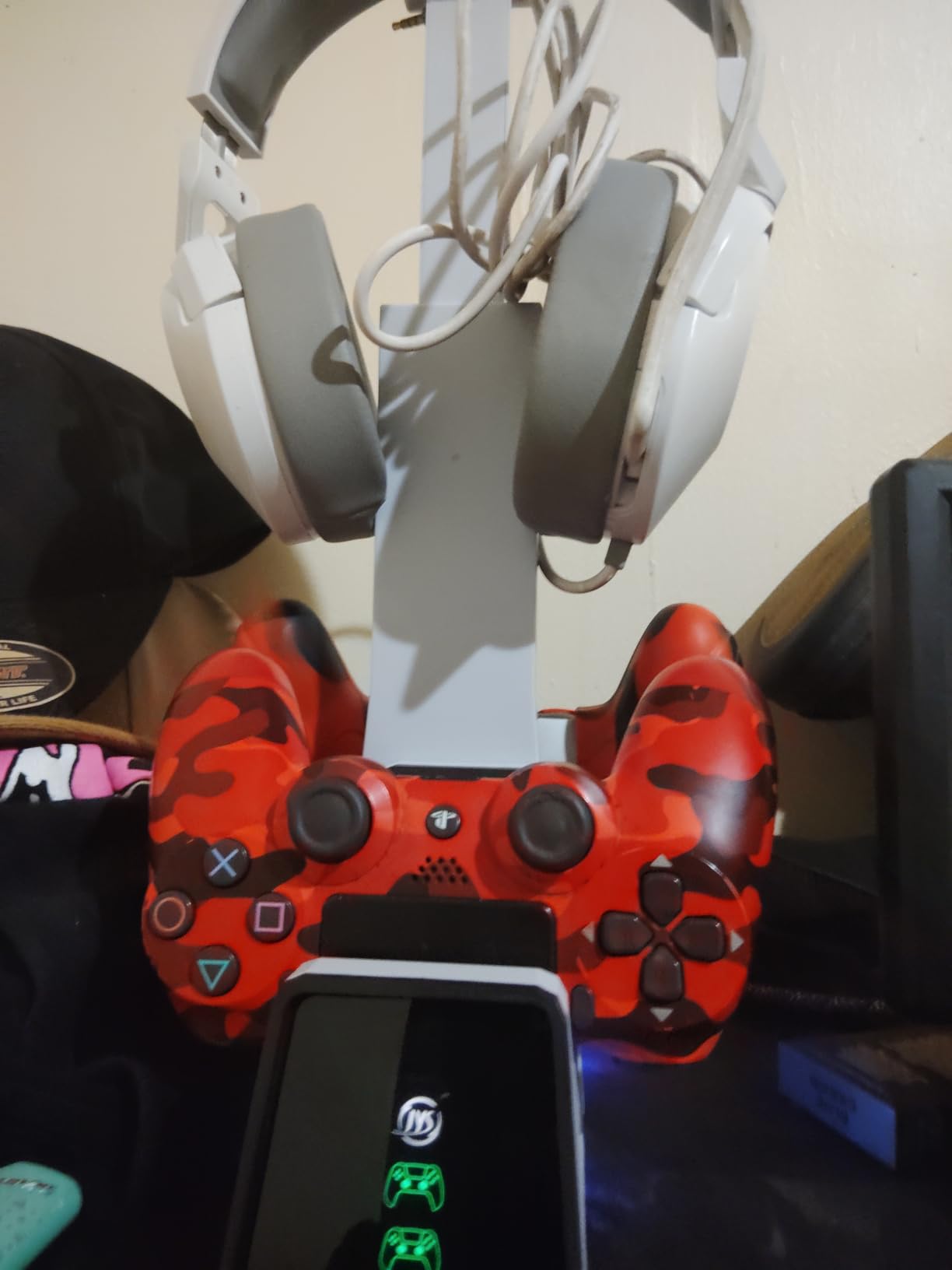 Mcbazel Dual Charging Station with Headset Holder for PS5/PS4/Switch Pro/Xbox Controllers customer photo 1