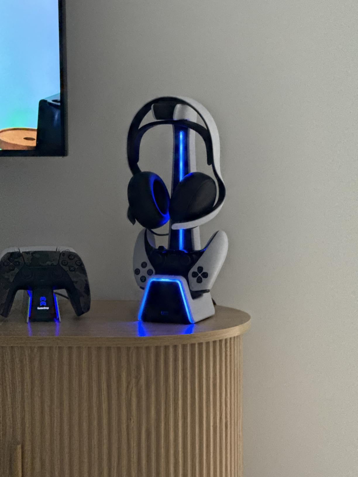 Tilted Nation 3 in 1 Gaming Headset and Controller Stand with Magnetic Charger customer photo 1
