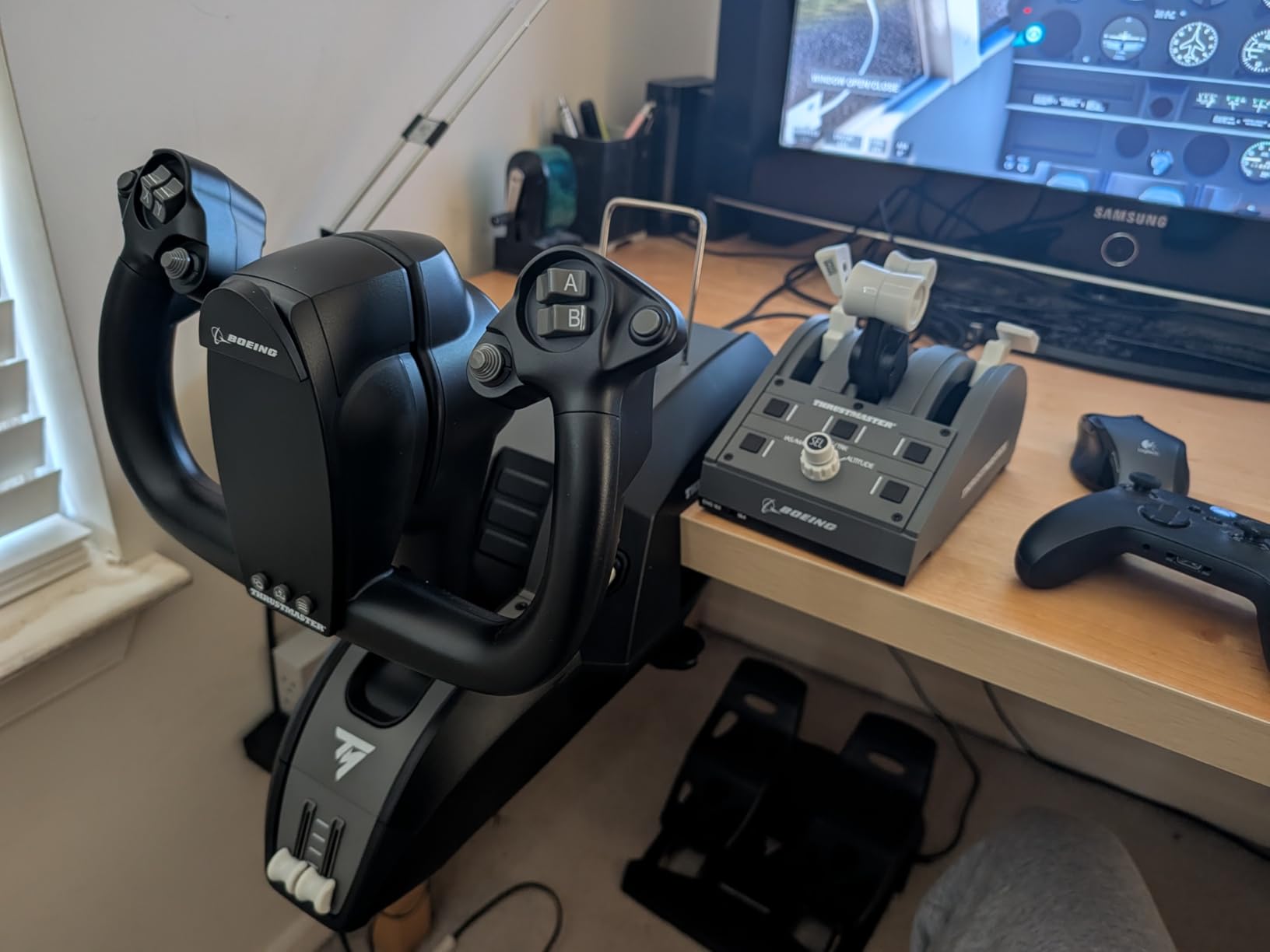 Thrustmaster TCA Yoke PACK Boeing Edition - Yoke & Quadrant Bundle for Xbox Series X|S & PC - Realistic Flight Simulator Controls customer photo 1