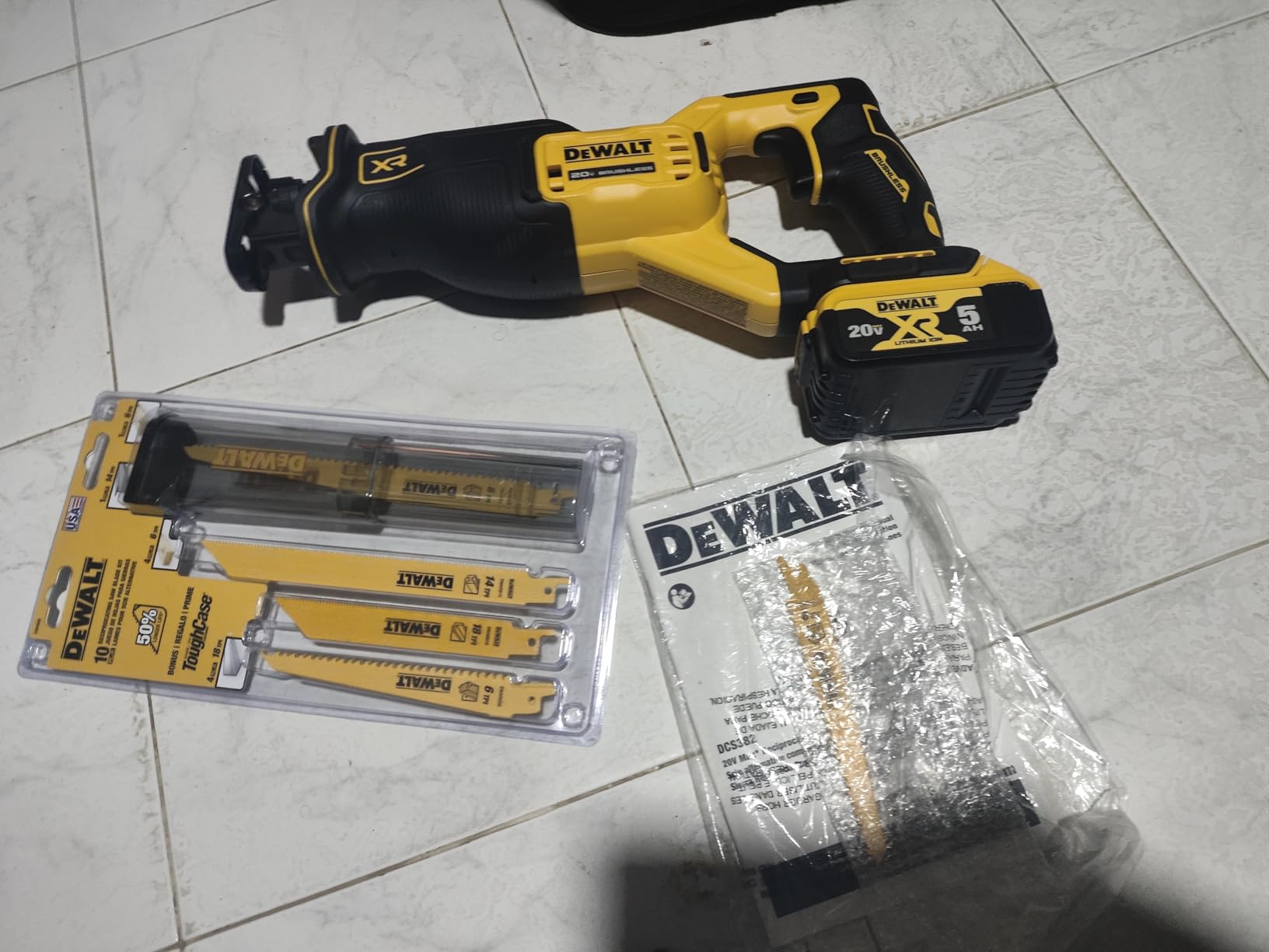 DEWALT 20V MAX Reciprocating Saw Cordless with 2-Finger Variable Trigger - Tool Only (DCS382B) customer photo 2