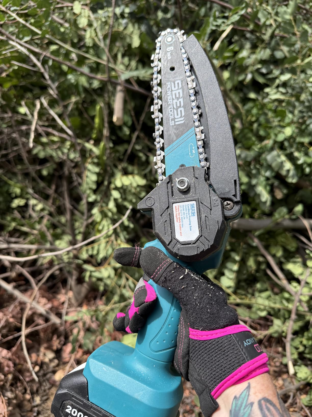 Seesii Mini Chainsaw, 6-inch Mini Chainsaw Cordless, Handheld Electric Power Chain Saw with 2 Batteries, for Tree Trimming Wood Cutting customer photo 2