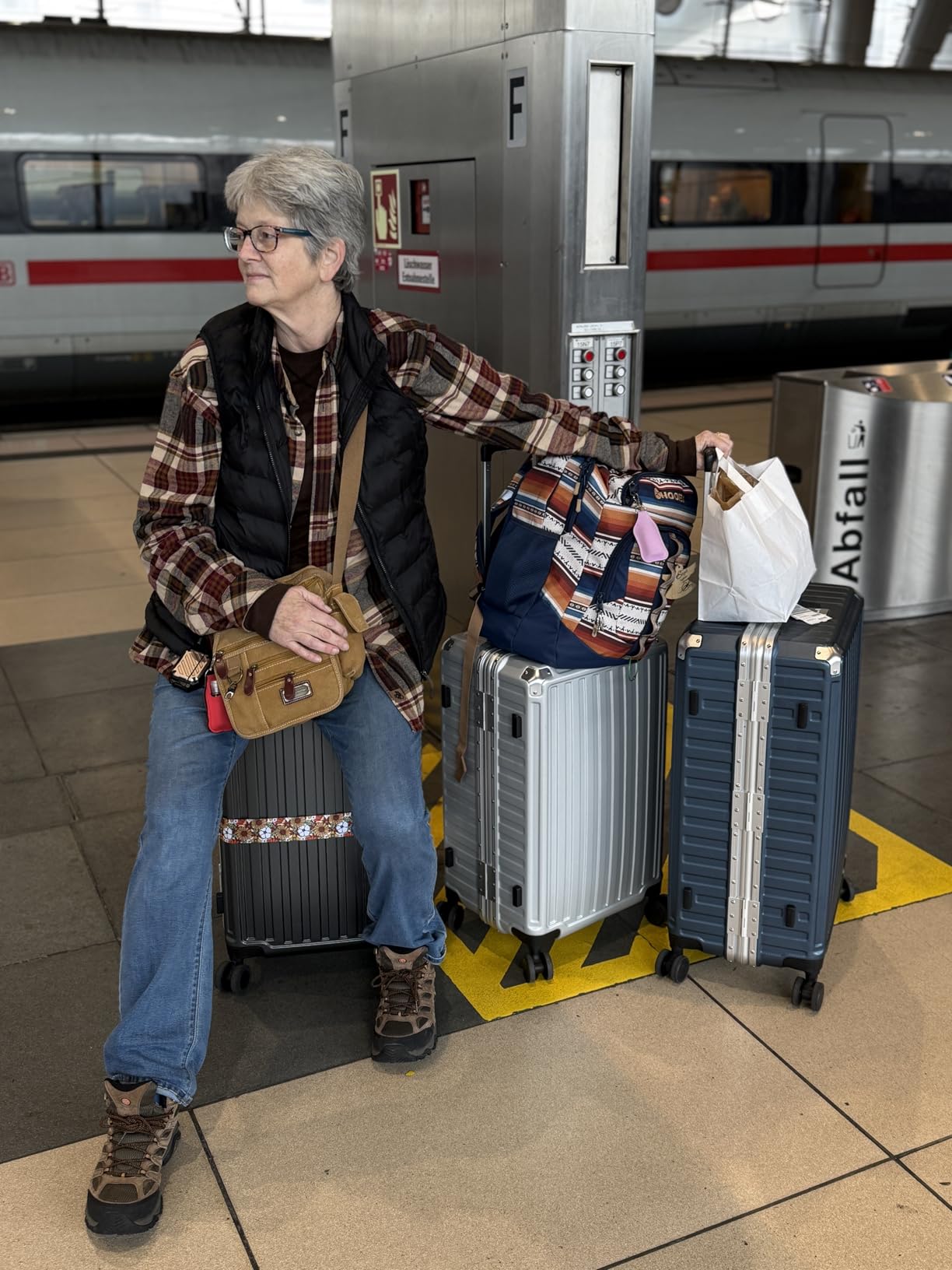 Carry On Luggage with Spinner Wheels, 8010S Aluminum Frame Zipperless Polycarbonate Hard Shell Suitcase (ZX-Core, Charcoal Metallic, 20 Inch) customer photo 2
