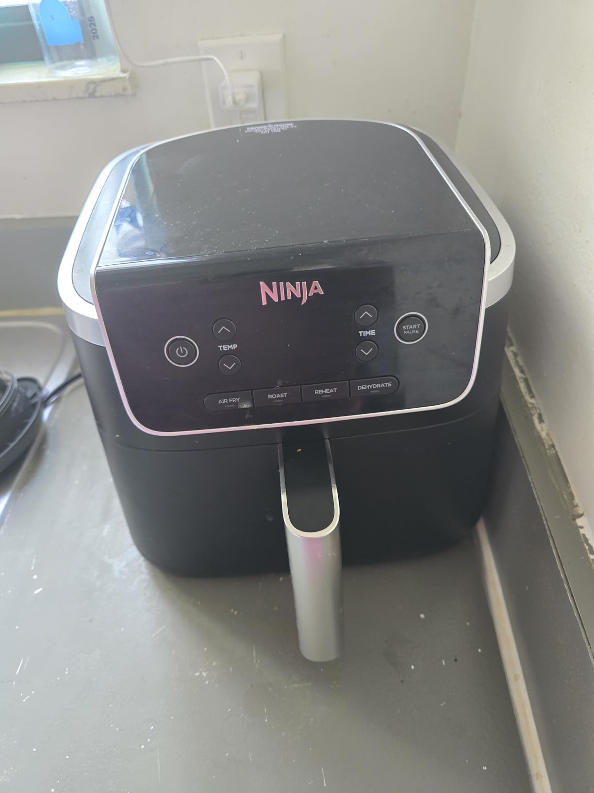 Ninja Air Fryer with Air Crisp | 5 QT Capacity fits up to 4lbs of Fries | 4-in-1 Pro Air Fry, Roast, Reheat, Dehydrate | 400°F Max Temp | 1750 Watts | W/Nonstick Basket & Crisper Plate | Grey | AF141 customer photo 2