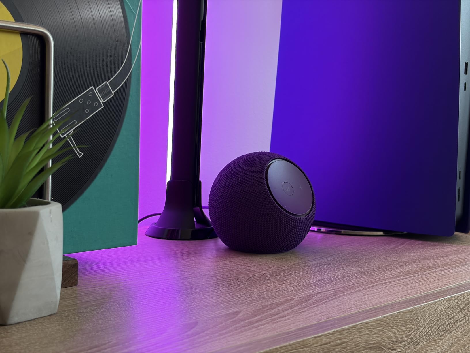Amazon Echo Dot Max (newest model), Alexa speaker with room-filling sound and nearly 3x bass, Great for living rooms and medium-sized spaces, Designed for Alexa+, Graphite customer photo 1
