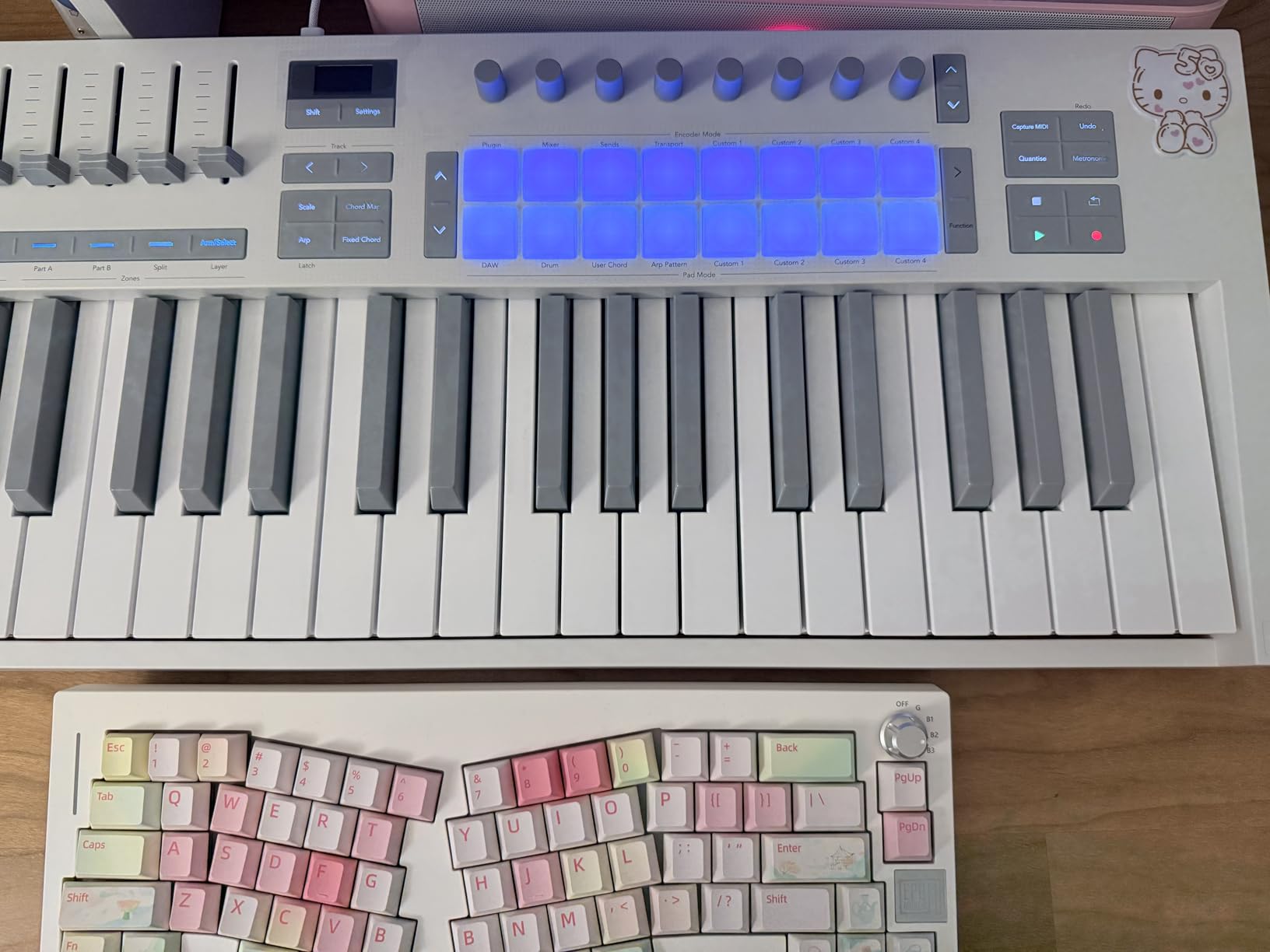 Novation Launchkey Mini 25 MK4 - Portable 25 Mini-Key, USB, MIDI Keyboard Controller with DAW Integration. Chord Mode, Scale Mode, Drum Pads, and Arpeggiator. Includes Music Creation Software Bundle customer photo 1