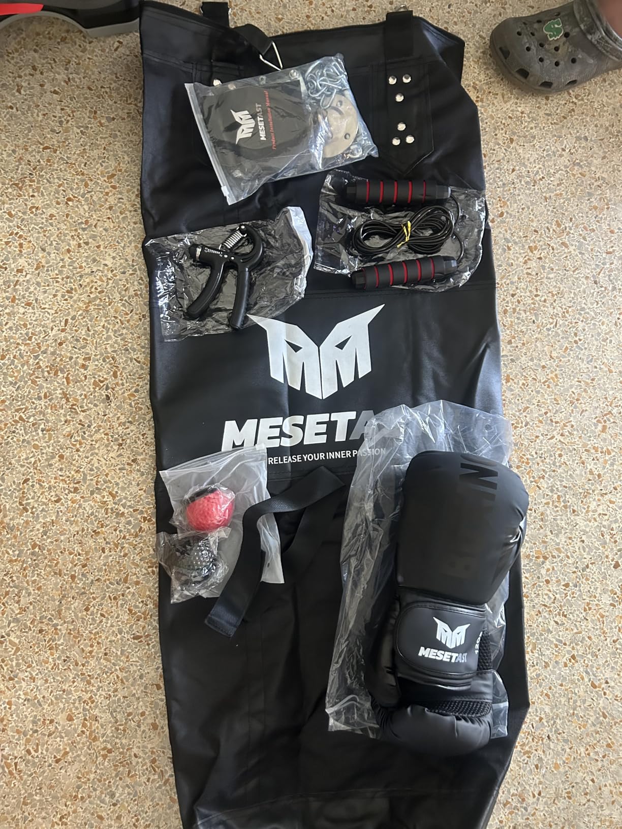 Mesetast Punching Bag for Adults, 4ft Heavy Boxing Bag Set with 12 OZ Gloves for MMA Karate Kickboxing Boxing - Unfilled customer photo 1