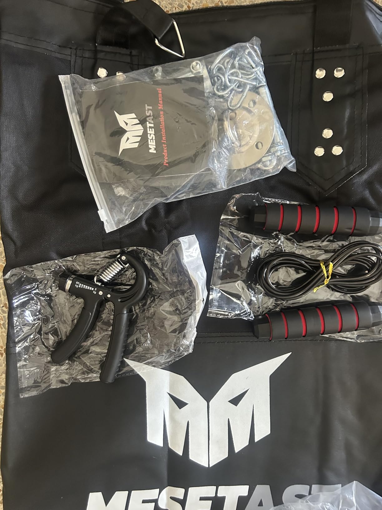 Mesetast Punching Bag for Adults, 4ft Heavy Boxing Bag Set with 12 OZ Gloves for MMA Karate Kickboxing Boxing - Unfilled customer photo 2