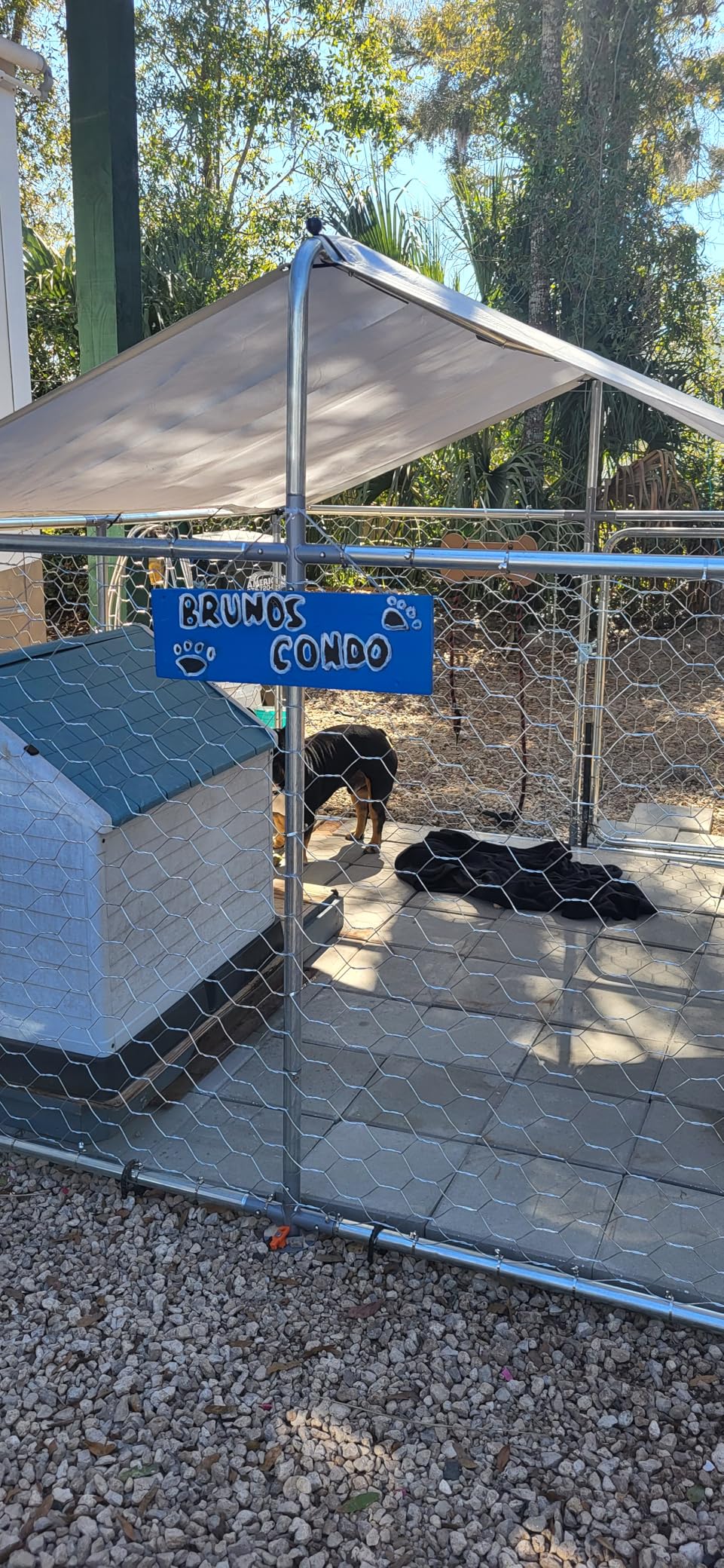 7.8'x7.8' Large Outdoor Dog Kennel, Heavy Duty Dog Enclosure with Roof, Weather Resistant Cover and Security Lock(93