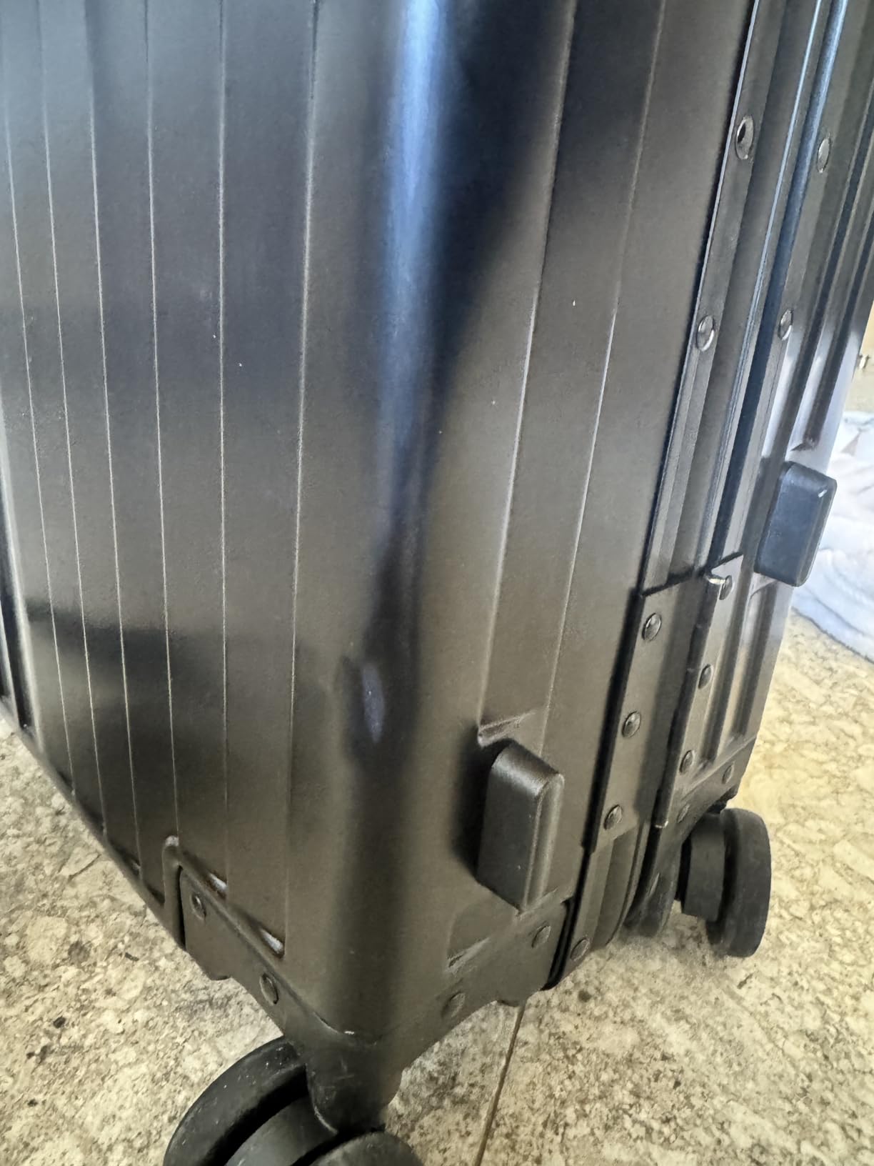 VentureVault All Aluminum Carry On Luggage 22x14x9 Airline Approved, Hard Shell Carry On Luggage, Zipperless Luggage Aluminum Suitcase Luggage (sliver, 20inch) customer photo 1
