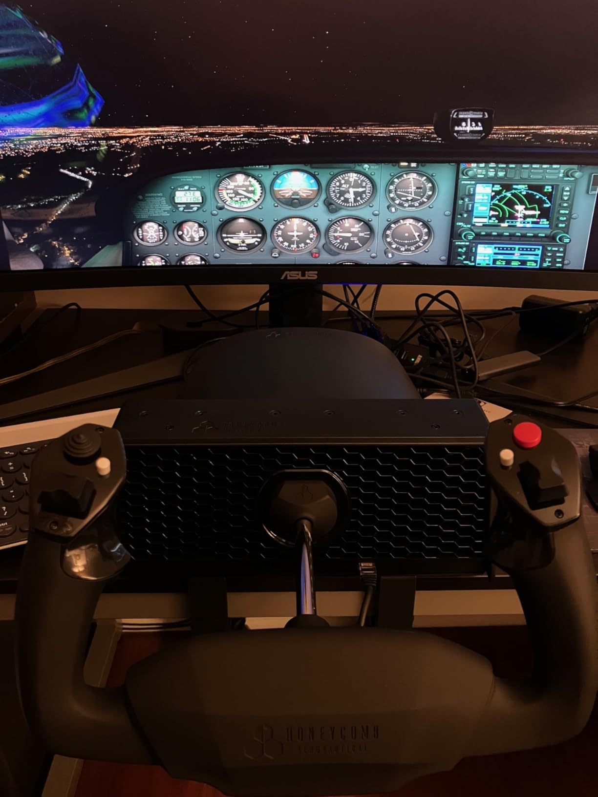 Honeycomb Alpha LITE - Compact Yoke for Flight Simulation, 180° Rotation, Programmable Buttons, Sturdy Steel Shaft, Plug & Fly with MSFS 2024 customer photo 2