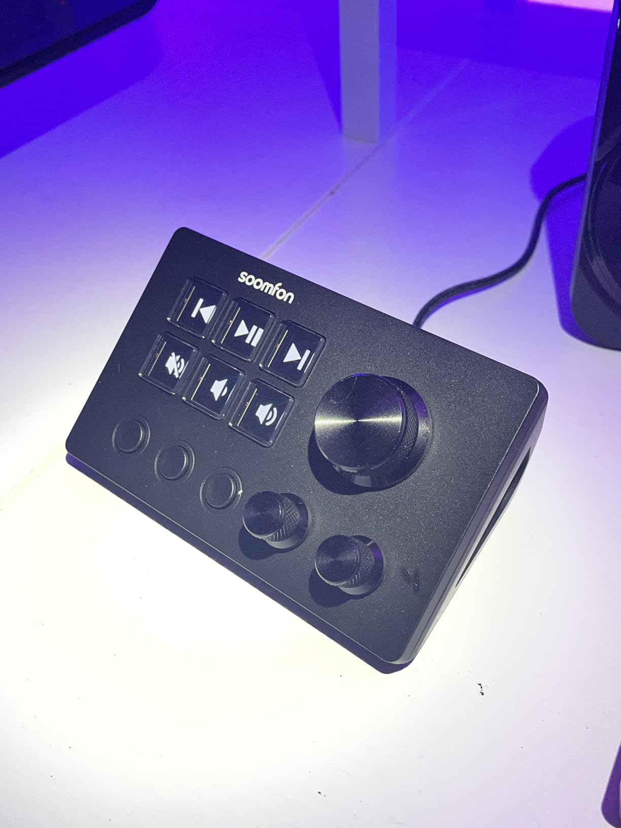SOOMFON Stream Controller SE Stream Control Deck with 6 Customizable LCD Macro Keys to Trigger Actions in OBS Twitch YouTube for Content Creators Streaming Gaming Compatible with PC & Mac customer photo 1