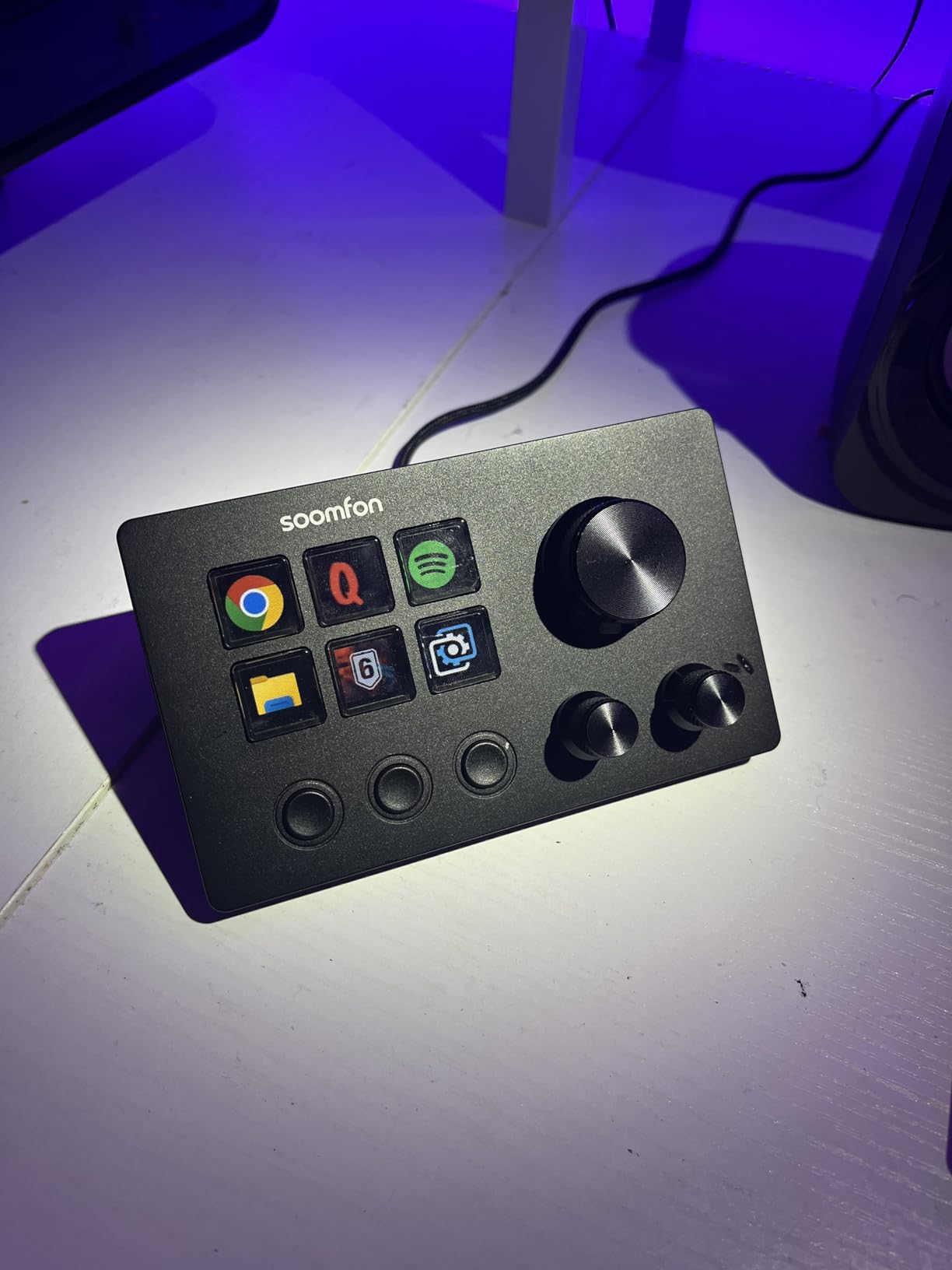 SOOMFON Stream Controller SE Stream Control Deck with 6 Customizable LCD Macro Keys to Trigger Actions in OBS Twitch YouTube for Content Creators Streaming Gaming Compatible with PC & Mac customer photo 2