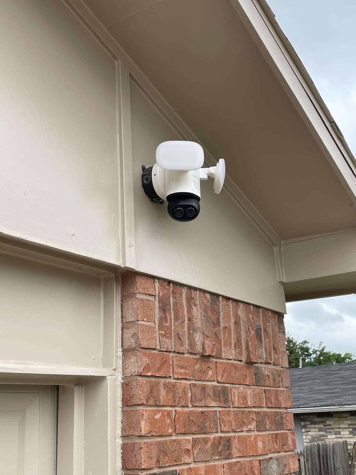 REOLINK TrackFlex Floodlight WiFi, 4K Dual-Lens Floodlight Camera, 3000 Lumens, 360° PTZ 6X Hybrid Zoom, Auto-Tracking, Privacy Focused Local AI Video Search & Storage, Dual-Band Wi-Fi 6, AC Hardwired customer photo 1