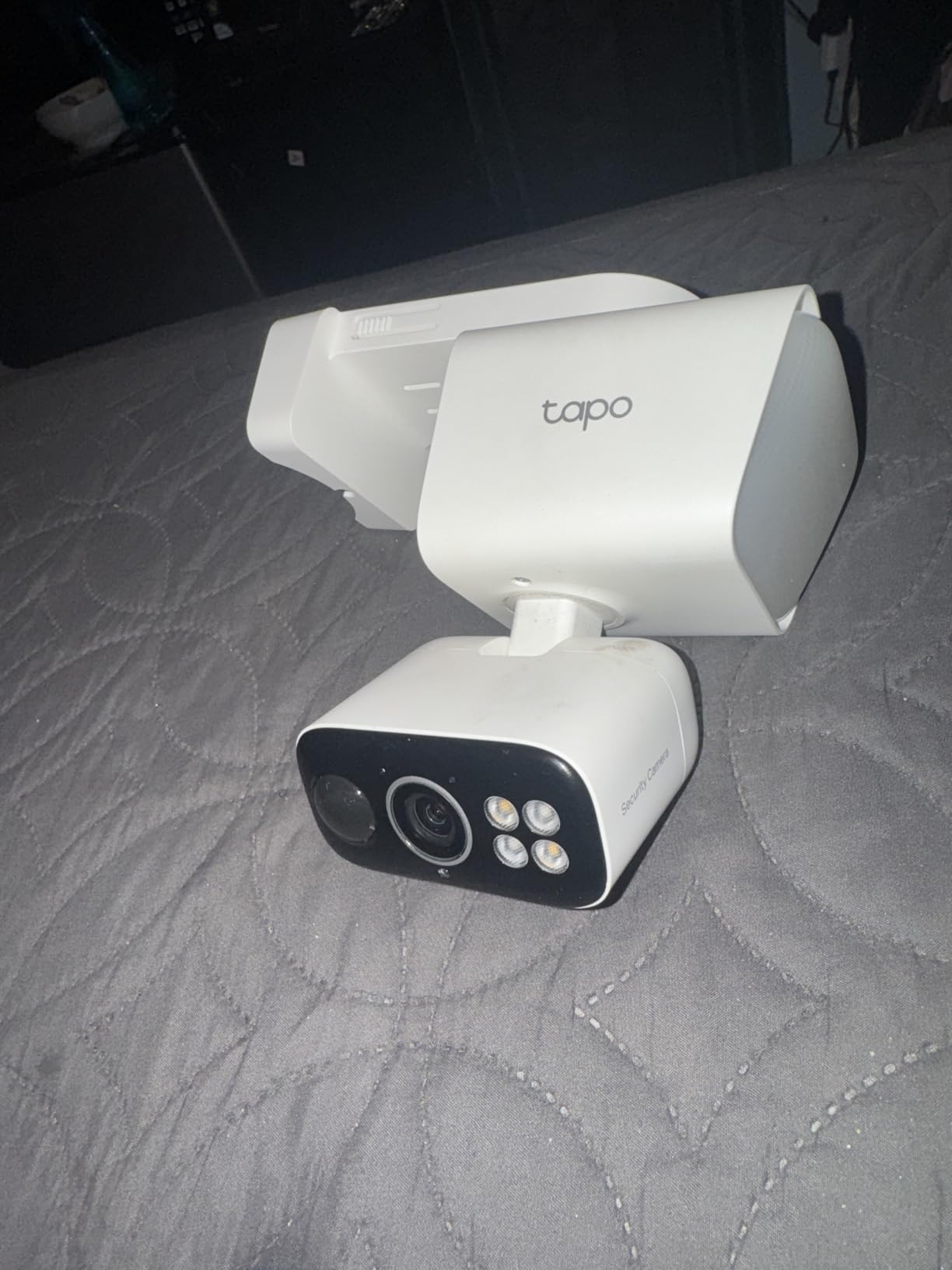 Tapo 2K Outdoor Pan/Tilt Wireless Floodlight Security Camera - Battery Power with Solar, 360º AI Motion Tracking, Person/Vehicle Detection, Subscription-Free Local Storage or Optional Cloud, C615F KIT customer photo 1