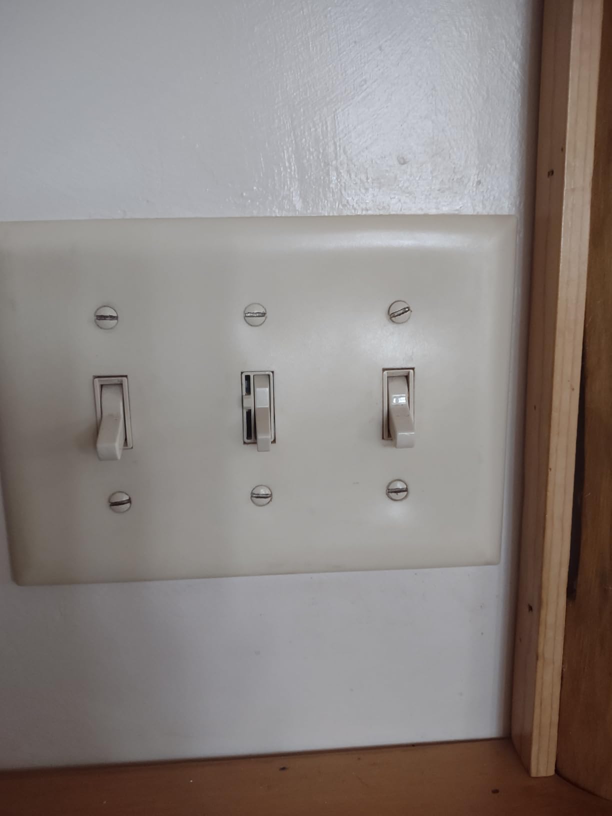 Lutron Ariadni/Toggler LED+ Dimmer Light Switch for Dimmable LED, Halogen and Incandescent Dimmer Switch, 150W, Single-Pole/3-Way, AYCL-153P-WH, White customer photo 2