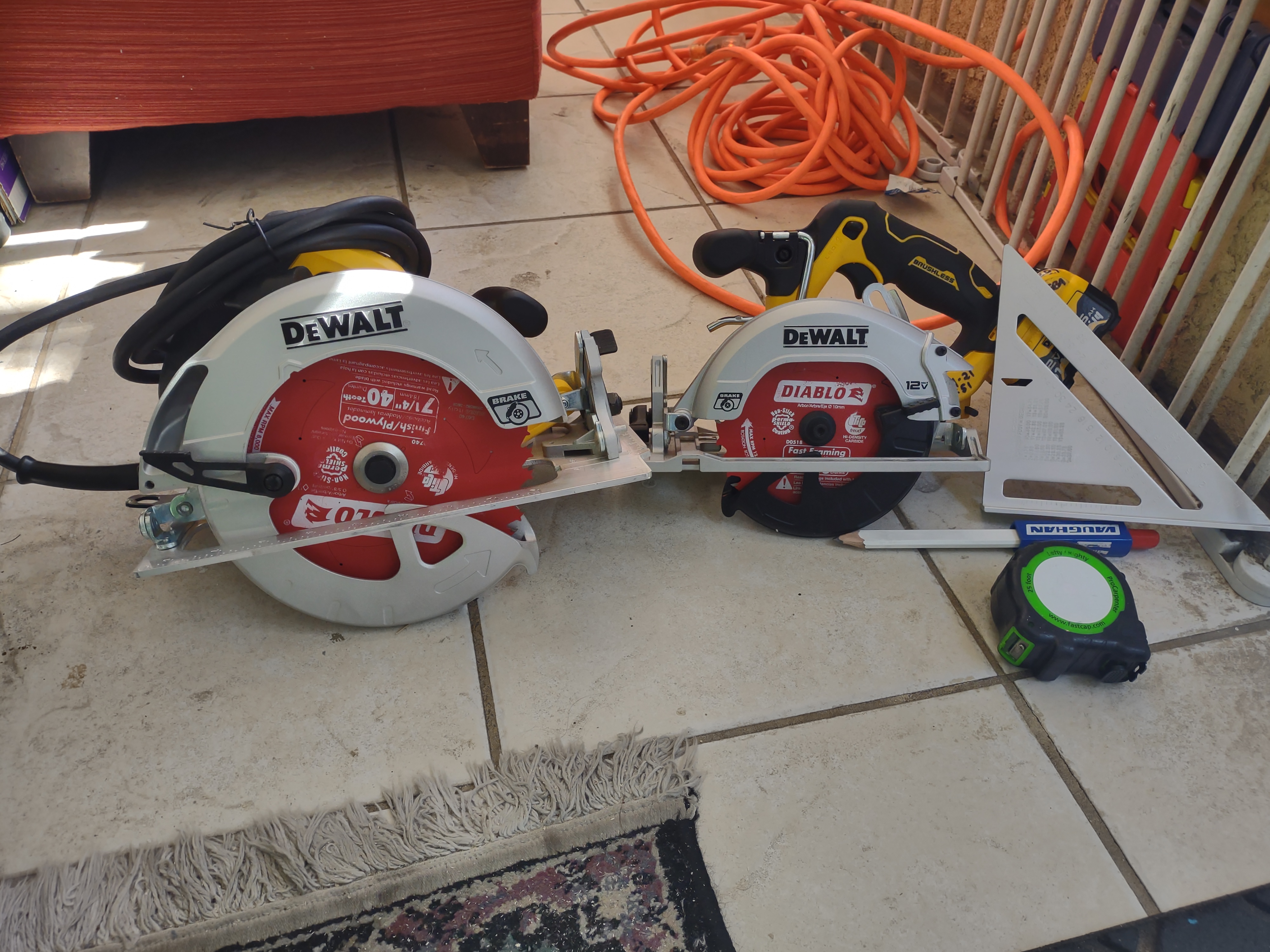 DEWALT Circular Saw, 7-1/4 inch, Pivoting with up to 57 Degree Bevel, Corded (DWE575SB) customer photo 1
