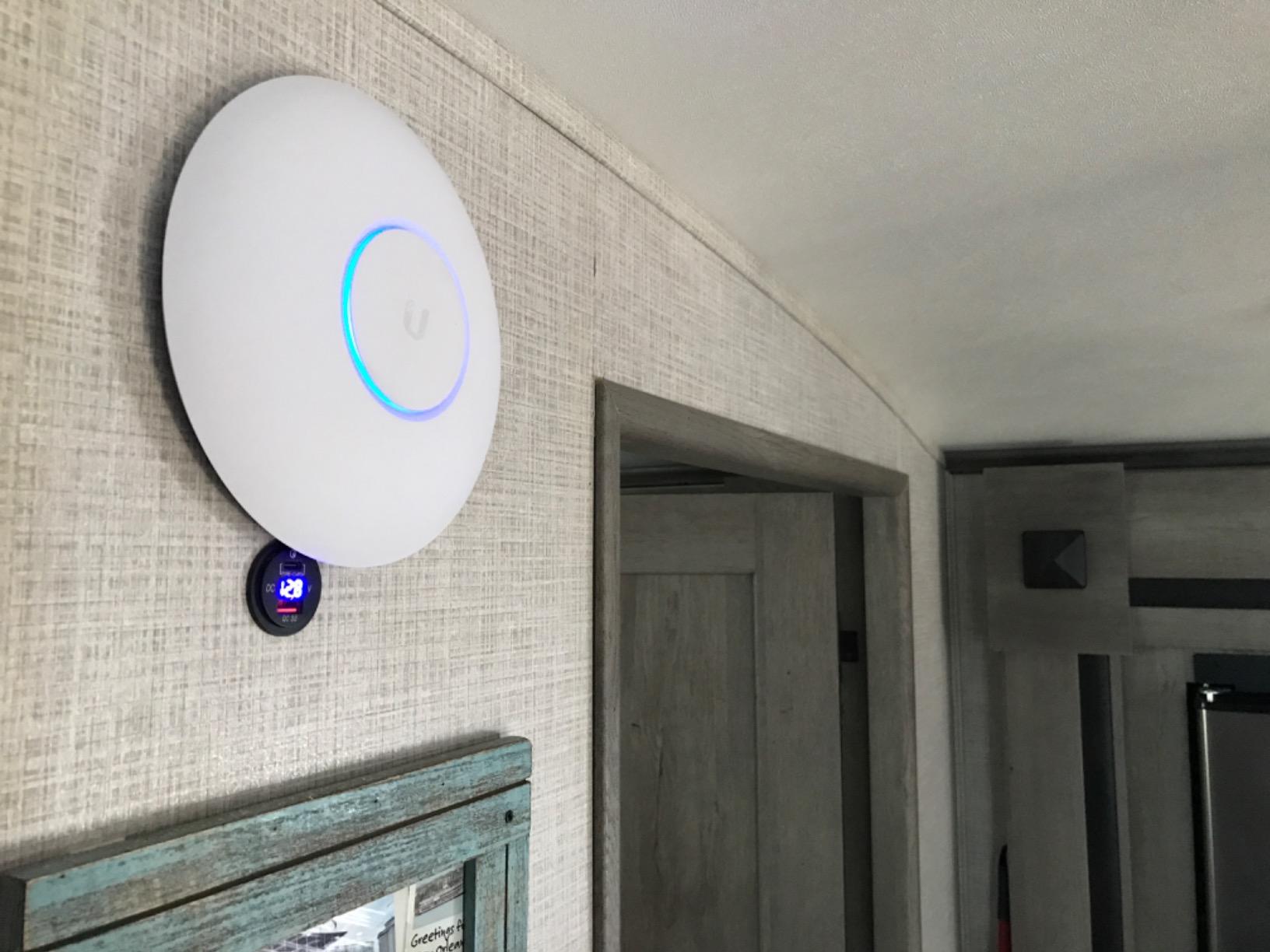 Ubiquiti Networks UniFi UAP-AC-PRO, 3dBi, 22dBm, 450Mbps, 3x3 @ 2.4GHz / 5GHz, 1300Mbps, 2xGigabit, 122m customer photo 2