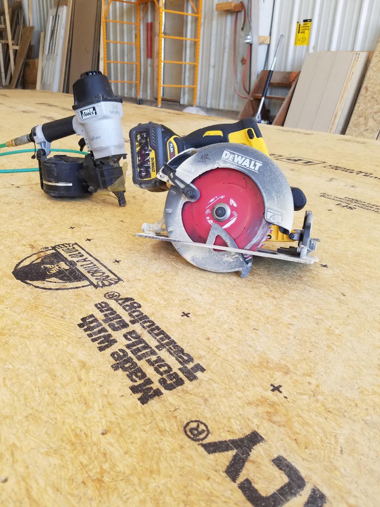 DEWALT FLEXVOLT 60V MAX* Circular Saw, 7 1/4-Inch, Brushless, Tool Only (DCS575B) customer photo 1