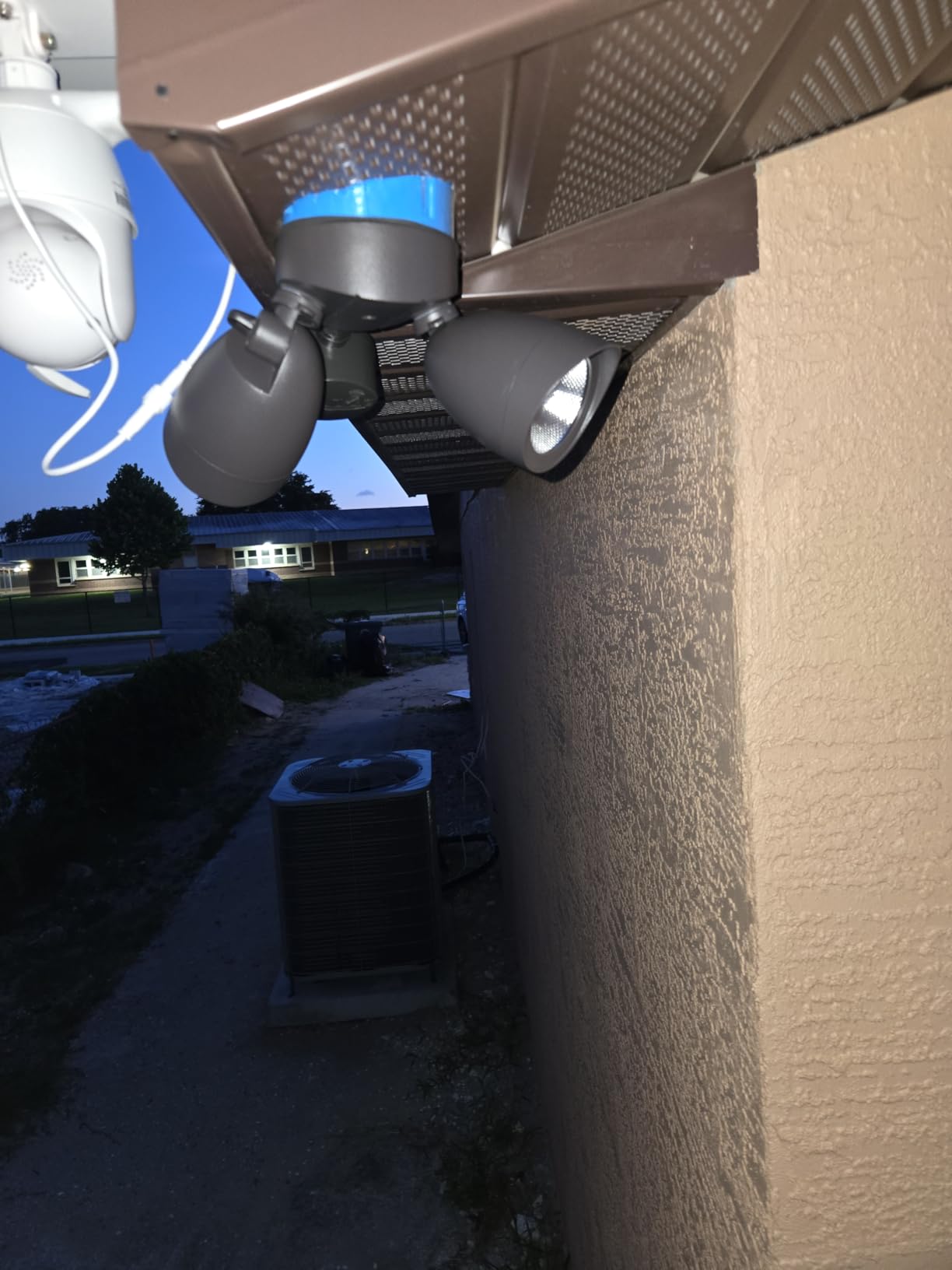 LEONLITE Motion Sensor Flood Light, ETL Listed, Aluminum LED Security Lights Dusk to Dawn, Adjustable Dual Heads, IP65 Waterproof, 1400lm Outdoor Floodlighting Fixture, 3000K Warm White, Bronze customer photo 1