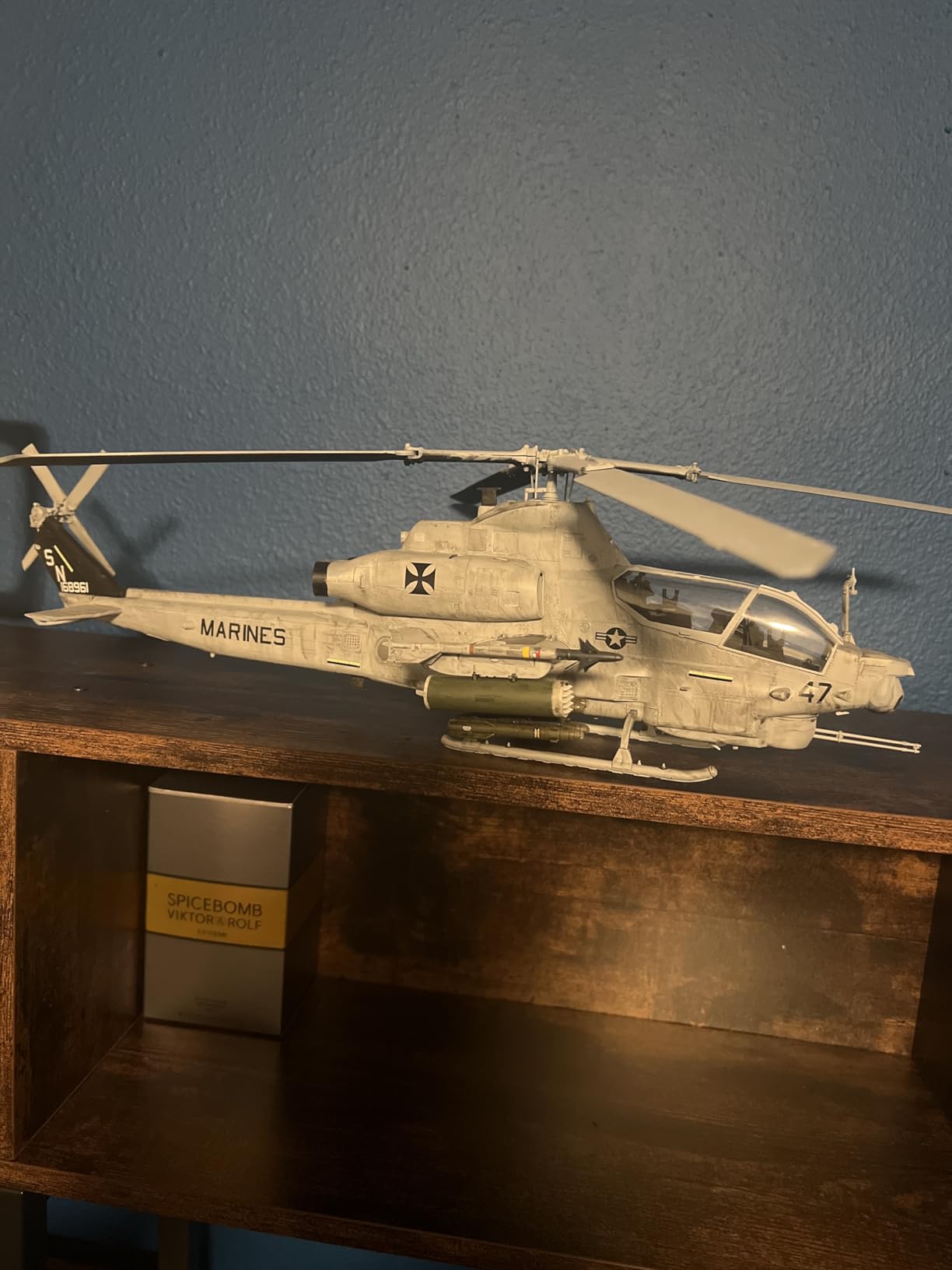 ACA12127 1:35 Academy USMC AH-1Z Cobra 'Shark Mouth' [Model Building KIT] customer photo 1
