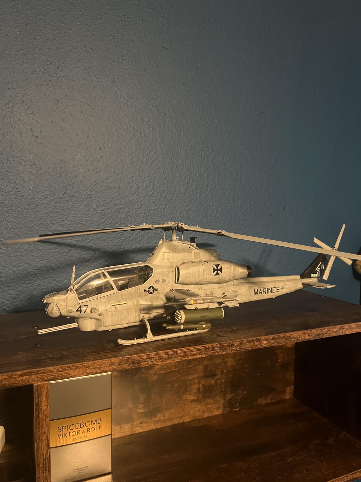ACA12127 1:35 Academy USMC AH-1Z Cobra 'Shark Mouth' [Model Building KIT] customer photo 2