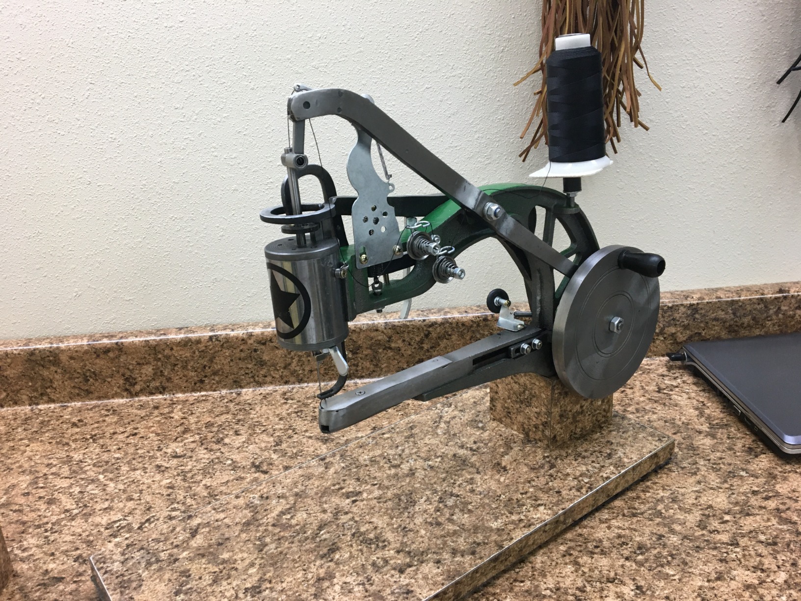 The New Cobbler Machine 10-Bearings, Shoe Repair Hand Leather Sewing Machine, Shoe Cobbler Machine with Nylon Line, Manual Mending for Leather/Shoes/Bags/Clothes/Quilts/Coats/Trousers customer photo 1