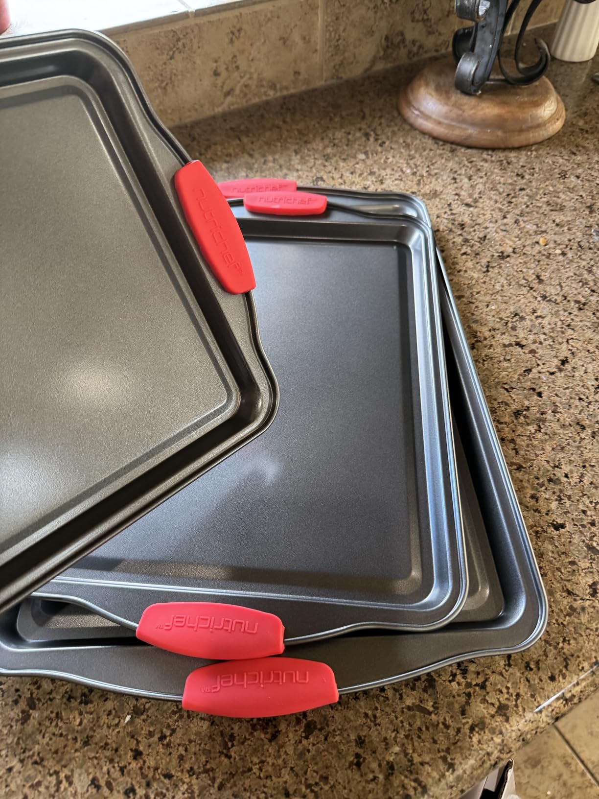NutriChef 3-Piece Nonstick Kitchen Oven Baking Pans - Premium & Stylish Non-Stick Steel, Commercial Grade Restaurant Quality Metal Bakeware with Red Silicone Handles - Easy to Clean, NCSBS3S customer photo 1