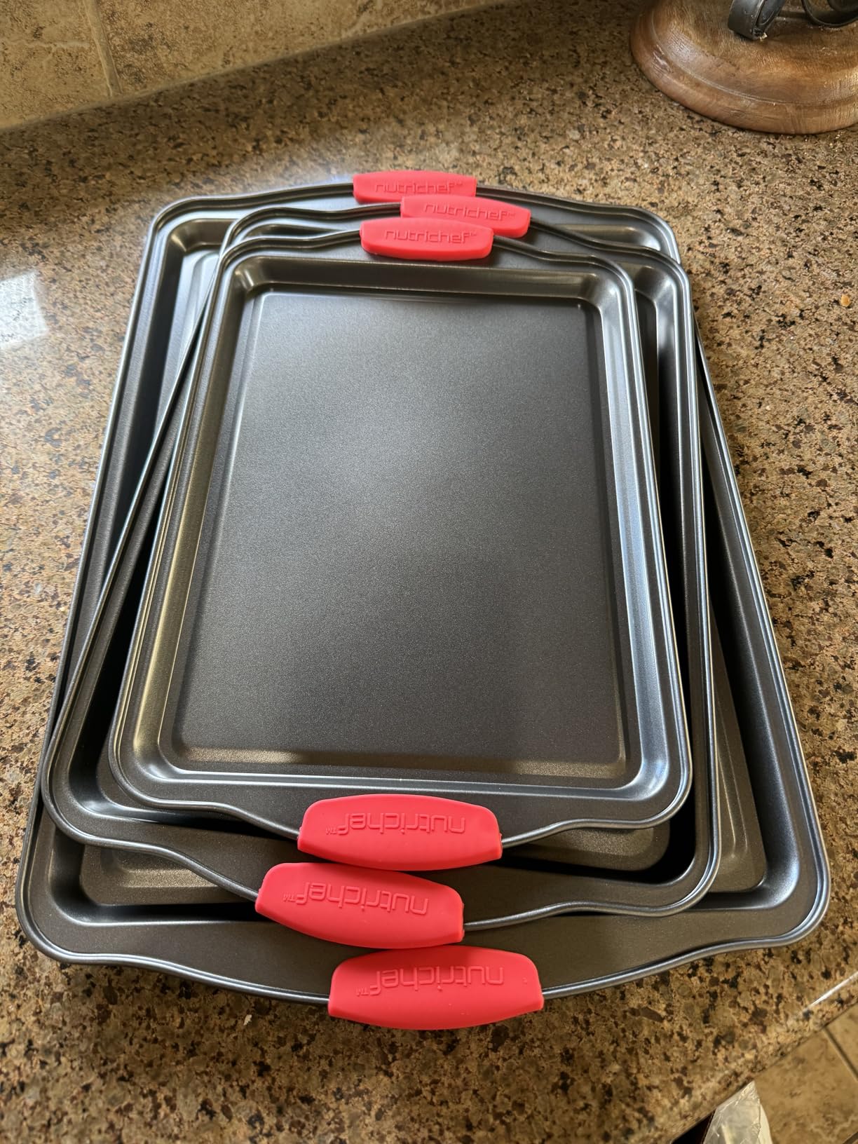 NutriChef 3-Piece Nonstick Kitchen Oven Baking Pans - Premium & Stylish Non-Stick Steel, Commercial Grade Restaurant Quality Metal Bakeware with Red Silicone Handles - Easy to Clean, NCSBS3S customer photo 2
