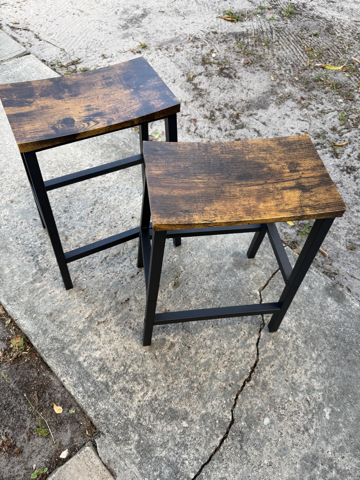 HOOBRO Bar Stools, Set of 2 Bar Chairs, 23.6 Inch Saddle Stools, Kitchen Counter Seat with Footrests, Industrial Barstools for Dining Room, Kitchen, Counter, Rustic Brown and Black customer photo 1