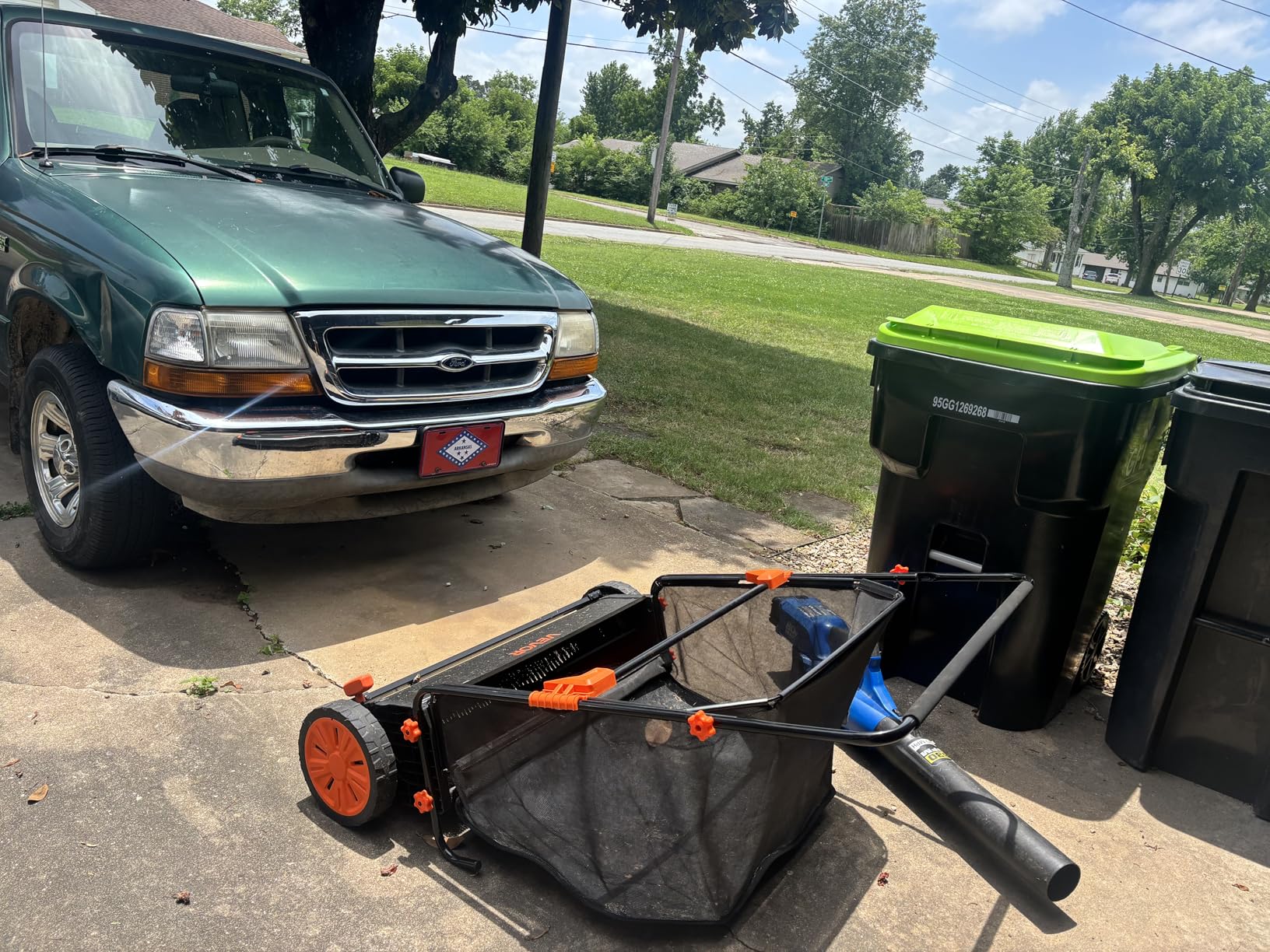 VEVOR Push Lawn Sweeper, 26 Inch Leaf & Grass Collector, Strong Rubber Wheels & Heavy Duty Thickened Steel Durable to Use with Large Capacity 7 ft³ Mesh Collection Bag, 4 Spinning Brushes customer photo 2