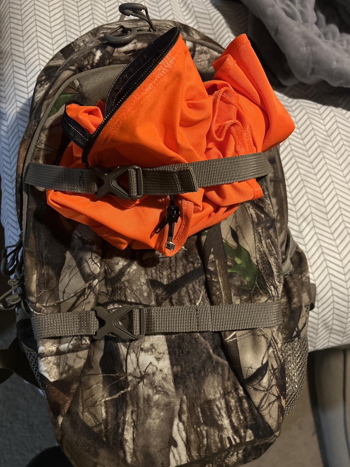 TIDEWE Hunting Backpack with Waterproof Rain Cover, 25L Hunting Pack, Durable Hunting Day Pack for Bow Rifle Gun customer photo 1