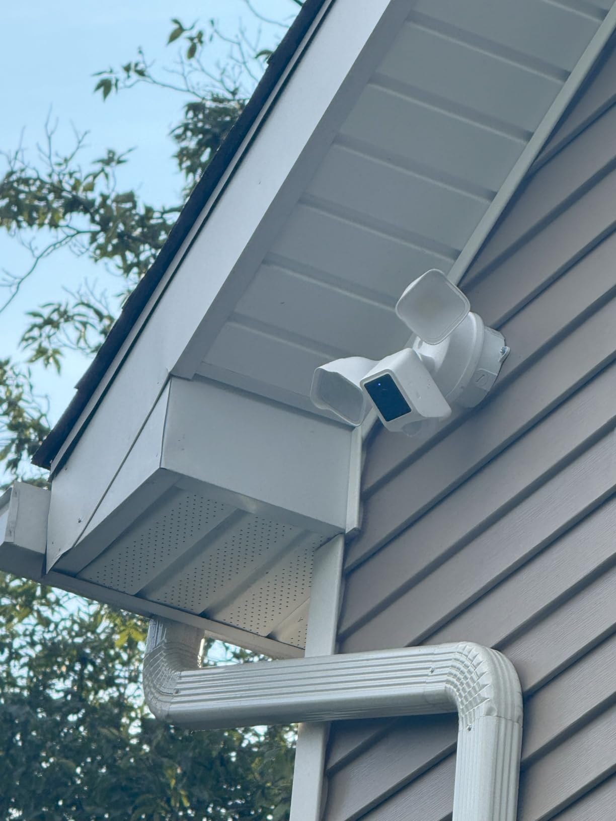 WYZE Floodlight Camera v2, Security Camera Outdoor, 2K HD with Color Night Vision, 2800-Lumen LEDs, 160° Wide View, 105dB Siren, Works with Alexa & Google Assistant, Wired, Free Expert Support customer photo 1