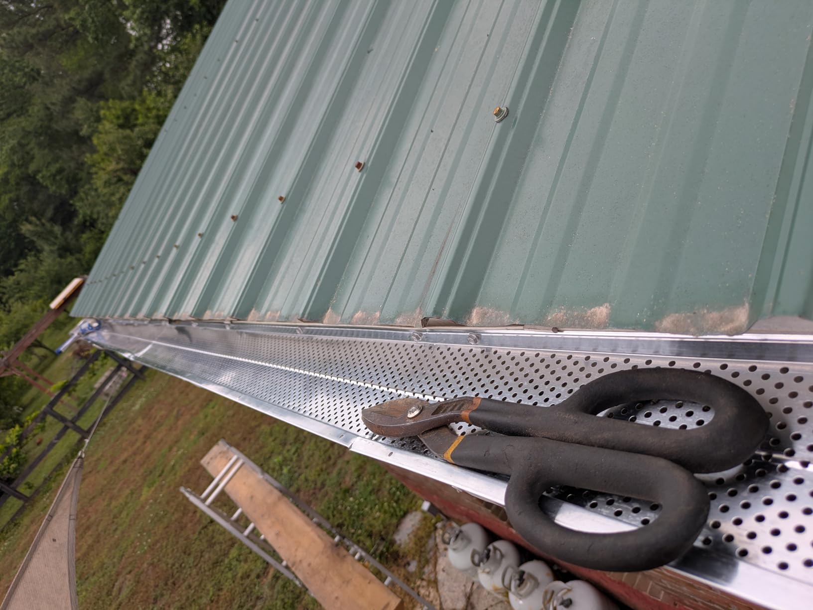 VEVOR Gutter Guard, 5 inch Width, Aluminum Leaf Filter DIY Gutter Cover, 26 PCS 104 ft Total Length, 0.157'' Hole Diameter & 0.02'' Thick Fits Any Roof or Gutter Type customer photo 1