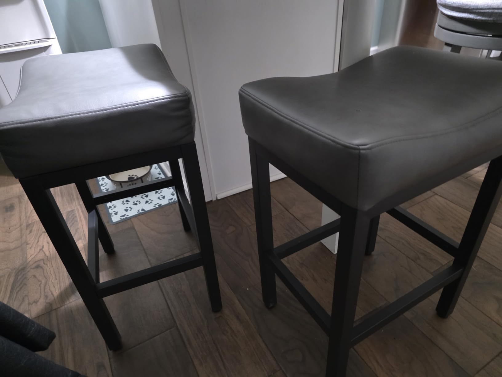 Raynesys Counter Height Bar Stools Set of 2, 24 Inch Barstools for Kitchen Island Counter, Bonded Leather Kitchen Stools with Thick Saddle Seats & Heavy Duty Metal Base, Easy Assembly, All Black customer photo 2