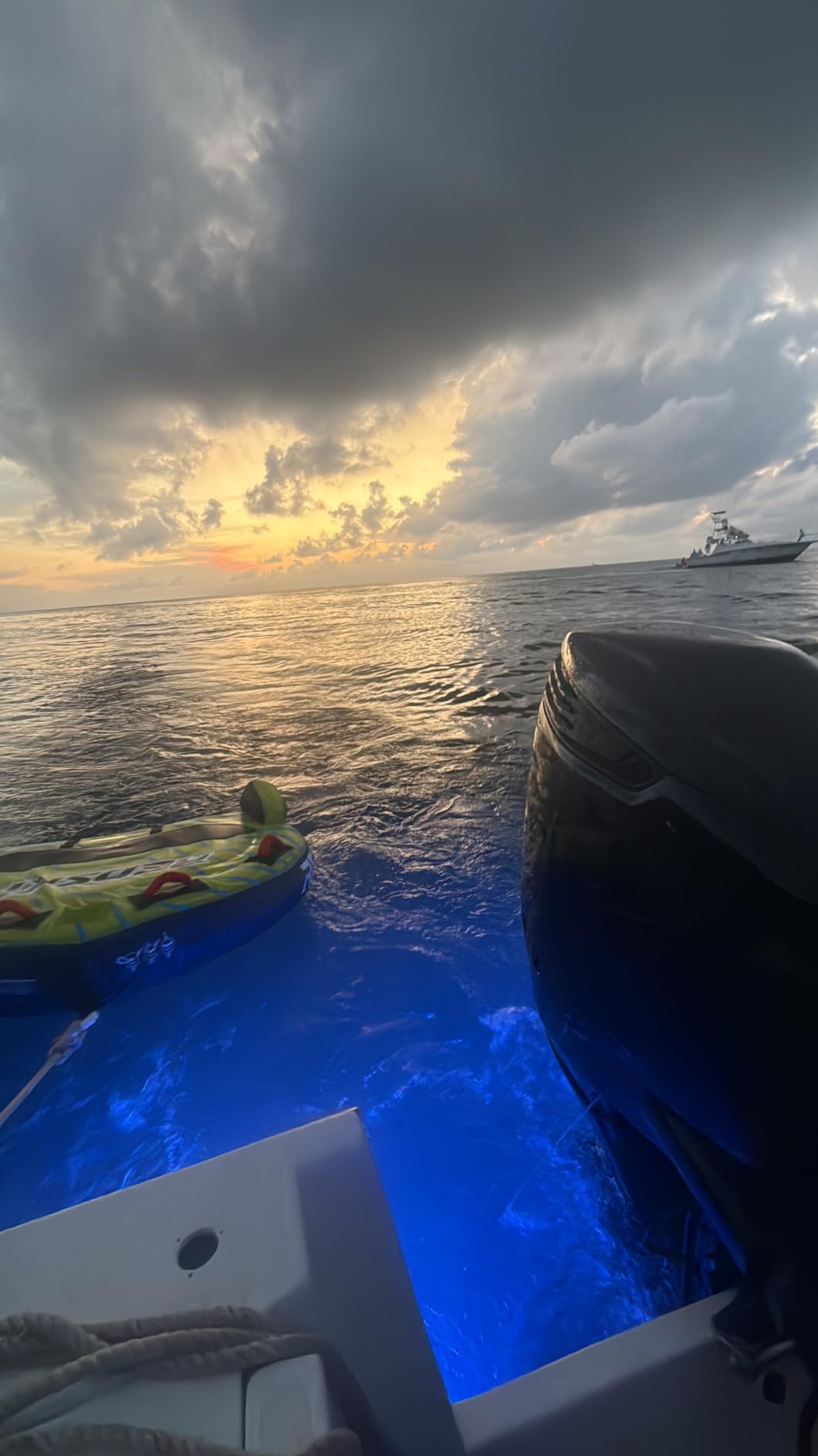 Towable Tubes for Boating 2-3 Person, Heavy Duty Boat Tubes and Towables, Inflatable Water Tubes for Boats to Pull with Fins, Drainage, Quick Connector, Large Capacity customer photo 1
