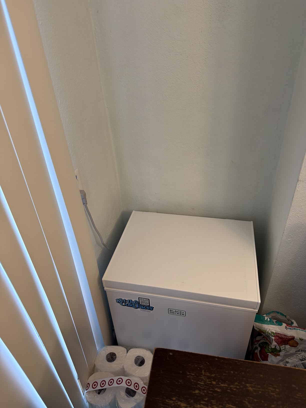 BLACK+DECKER 2.0 Cu. Ft. Compact Chest Freezer, Deep Freezer Holds Up To 70 Lbs. of Frozen Food, Removable Storage Basket, Manual Defrost, White customer photo 1