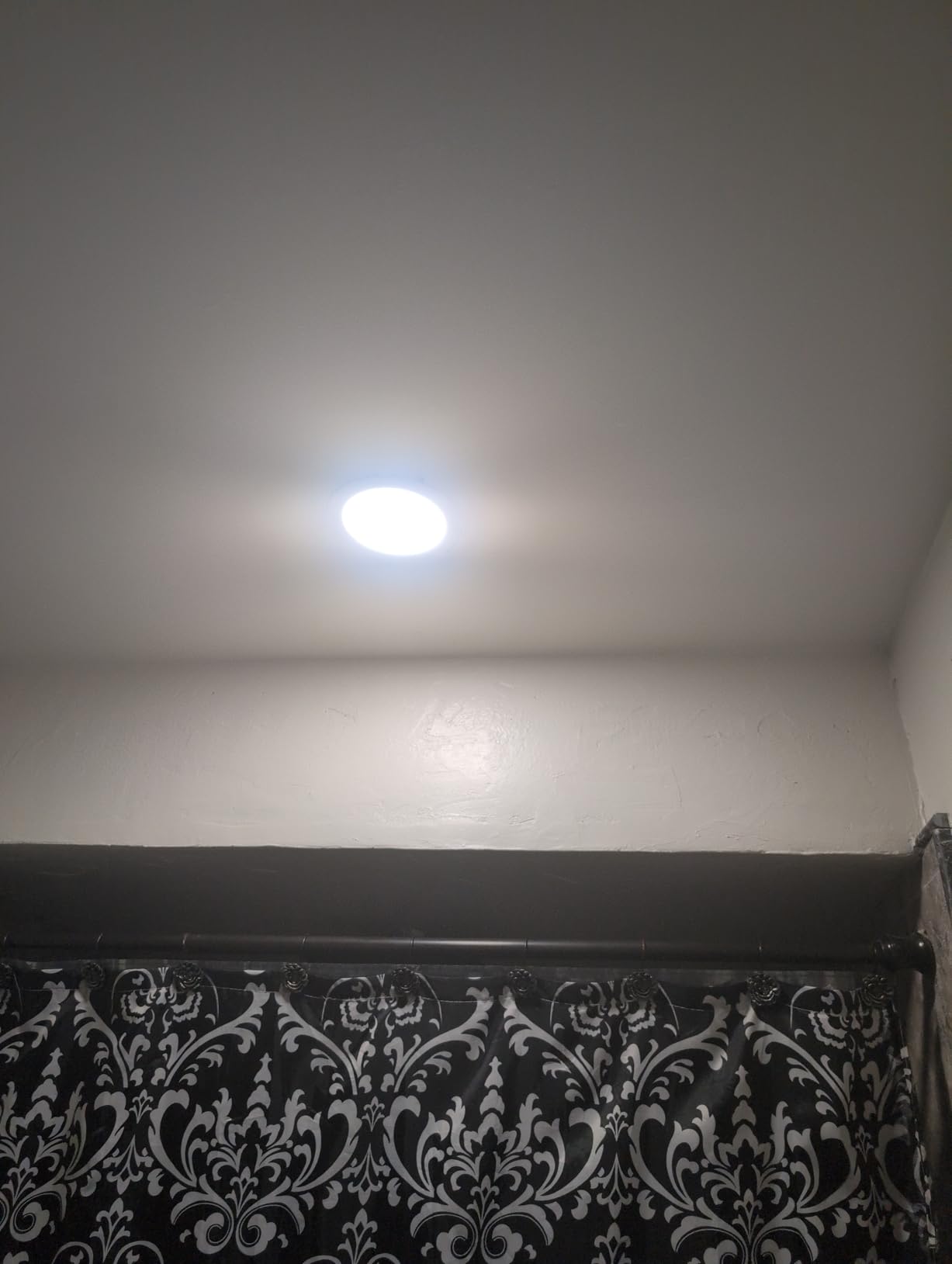 MAILCOS 12 Pack 6 Inch 5CCT Ultra-Thin LED Recessed Ceiling Light with Junction Box, 2700K-5000K Selectable, 1050LM High Brightness, Dimmable Canless Wafer Downlight, 12W 120V, ETL customer photo 1