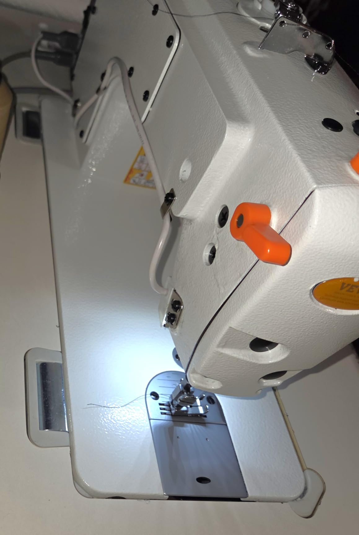 VEVOR Industrial Sewing Machine, 550W Servo Motor and Table Stand, 5000s.p.m Heavy-duty Lockstitch Sewing Machine, Clear Control Panel and Electro-mechanization Intelligent Start-stop for Easy Use customer photo 1