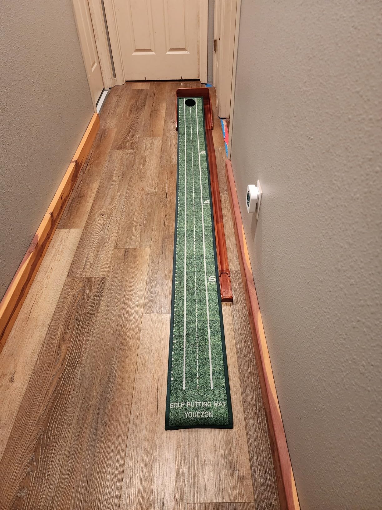 YOUCZON Putting Green Indoor, Golf Putting Mat with Auto Ball Return customer photo 2